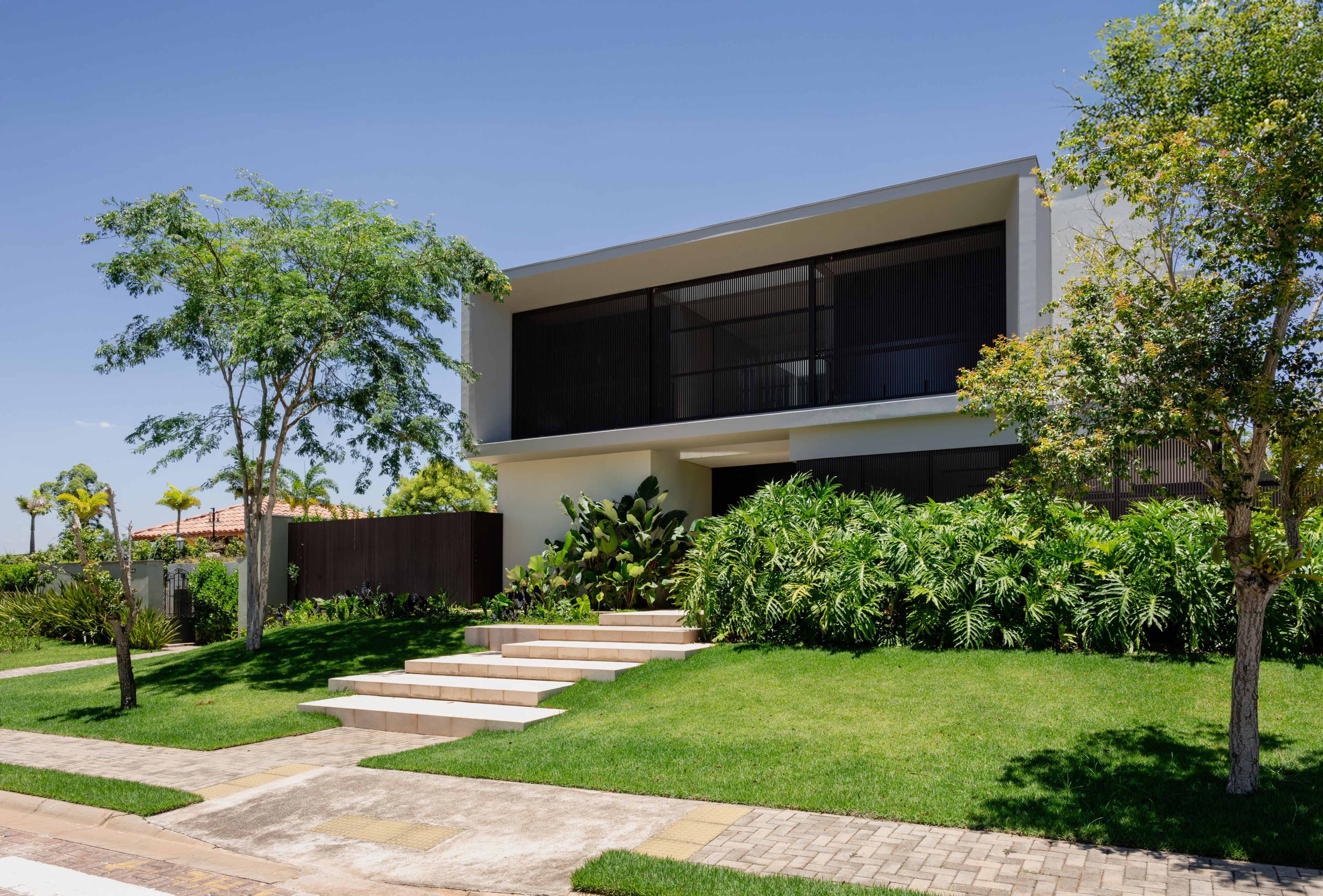 Residência MAN — Fachada frontal em perspectiva
