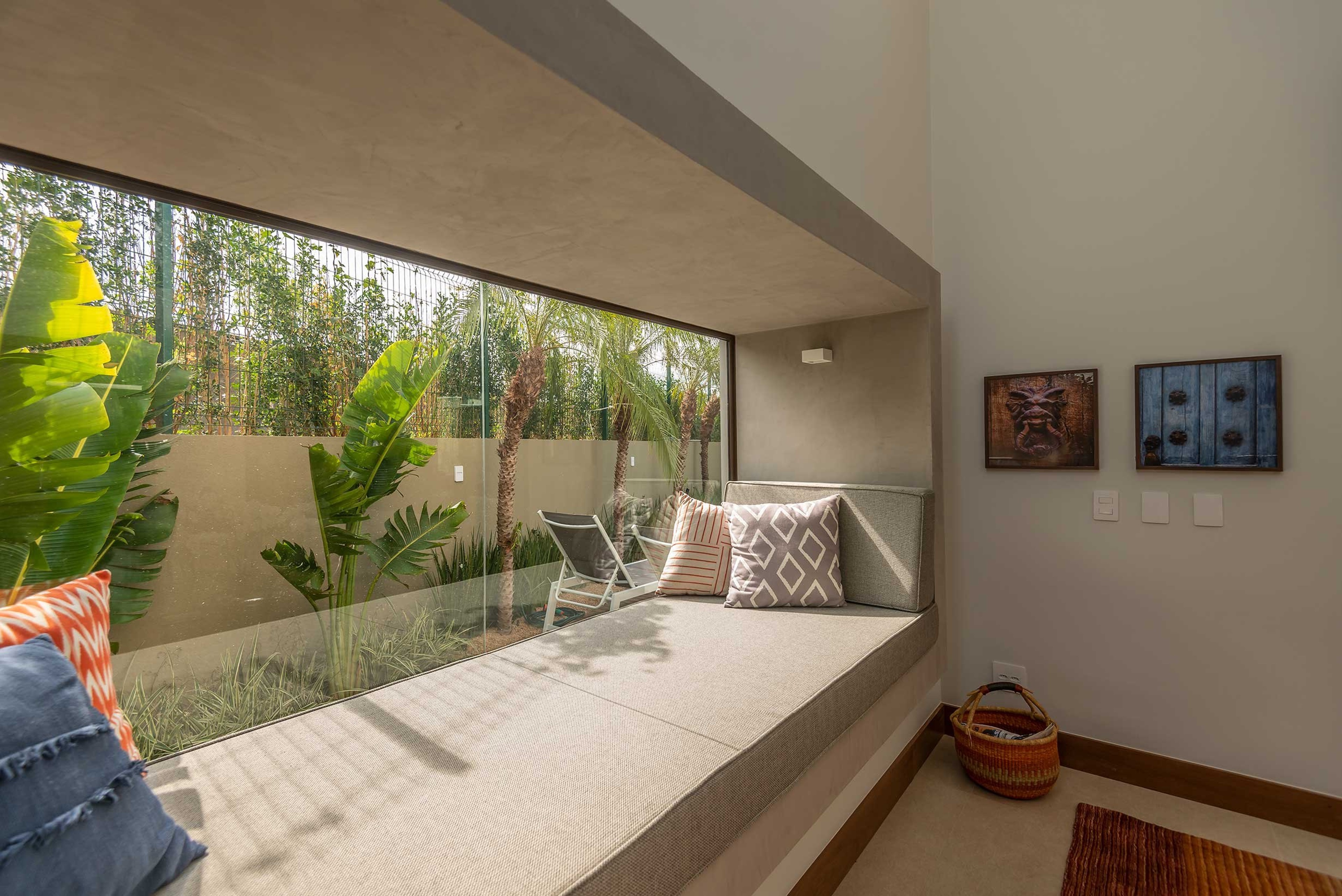Residência LOP — Banco na janela com vista para o jardim