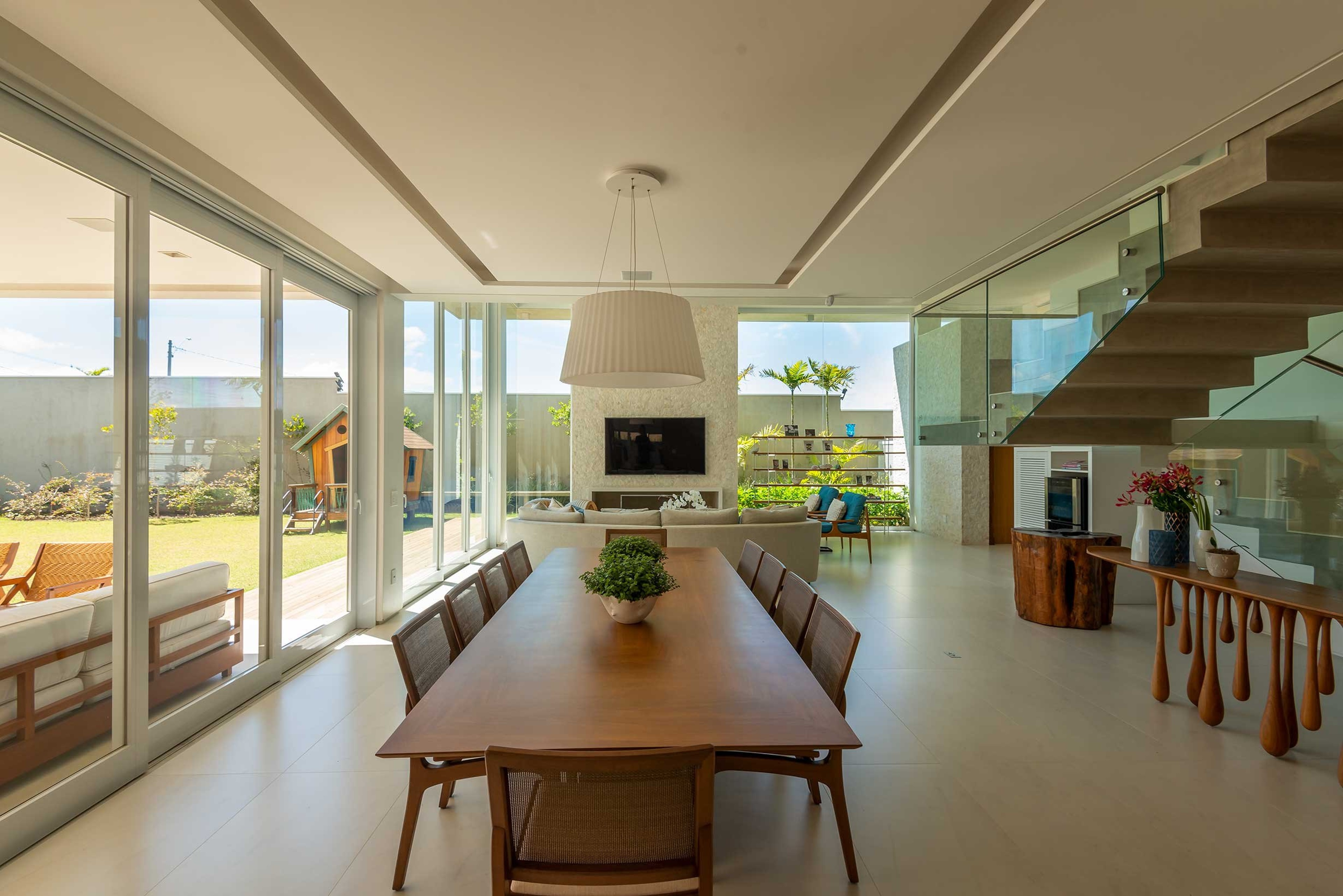 Residência SCU — Sala de jantar com escada