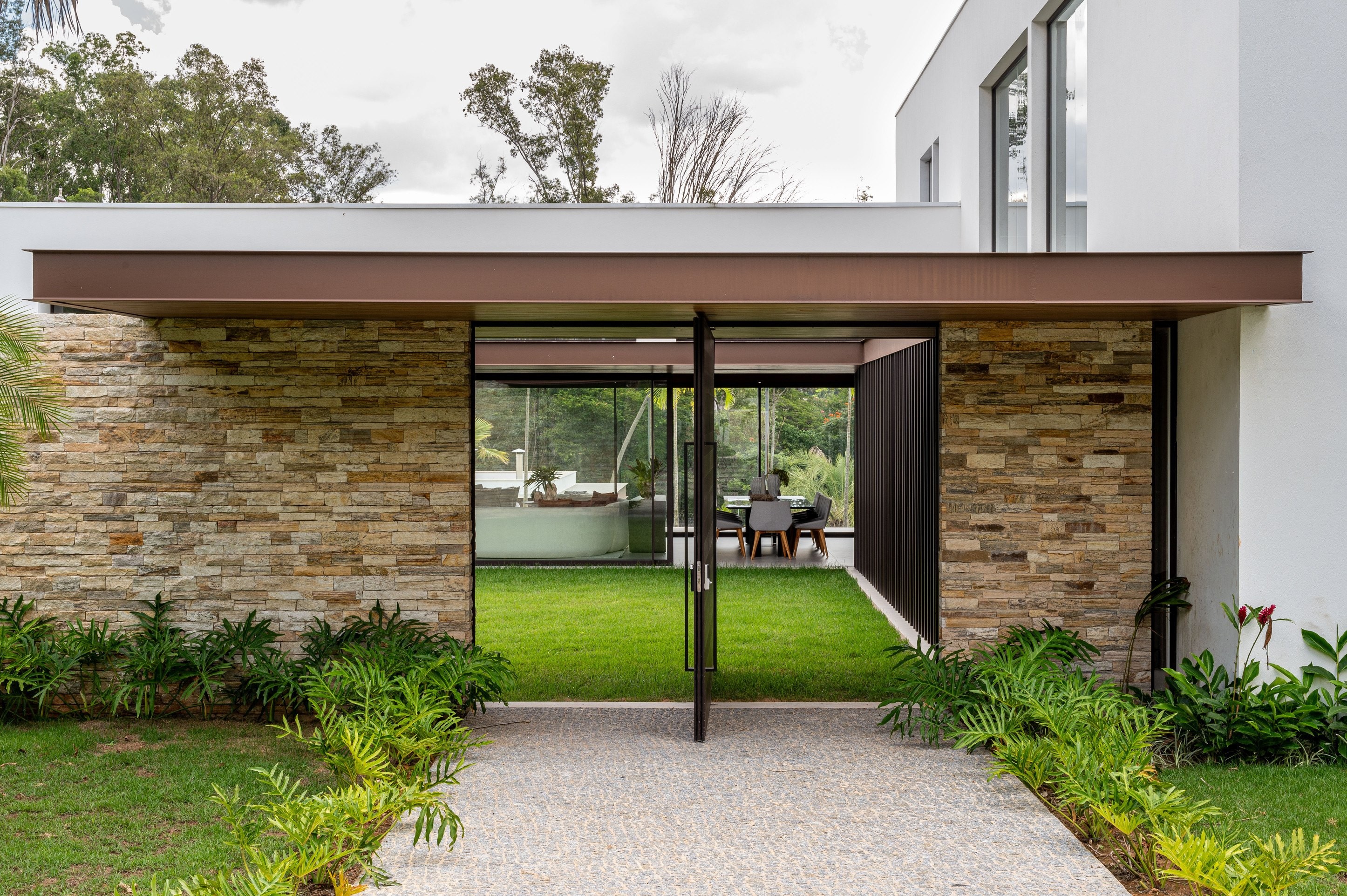 Residência SCA — Entrada principal com pedra natural