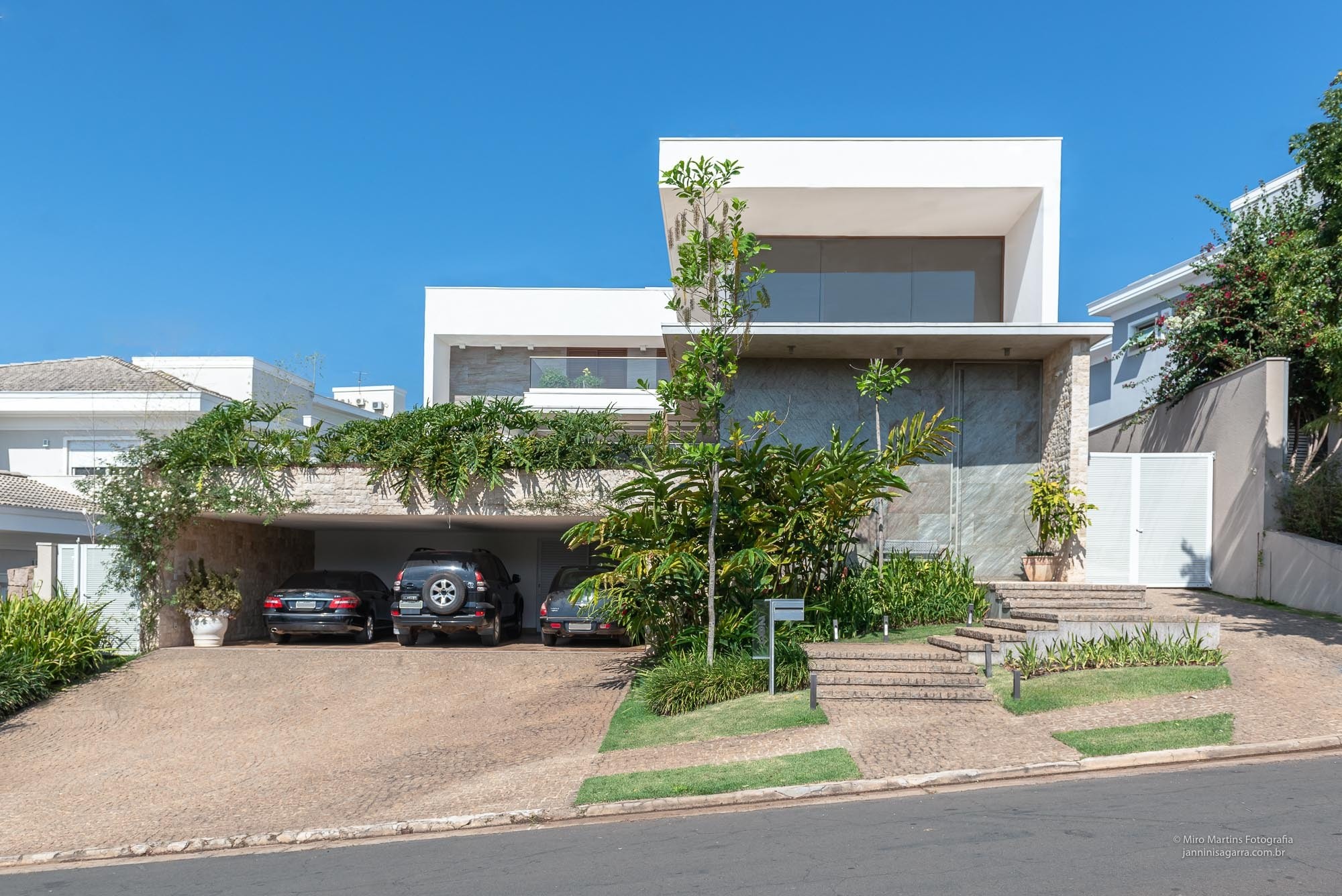 Residência VAL — Fachada frontal