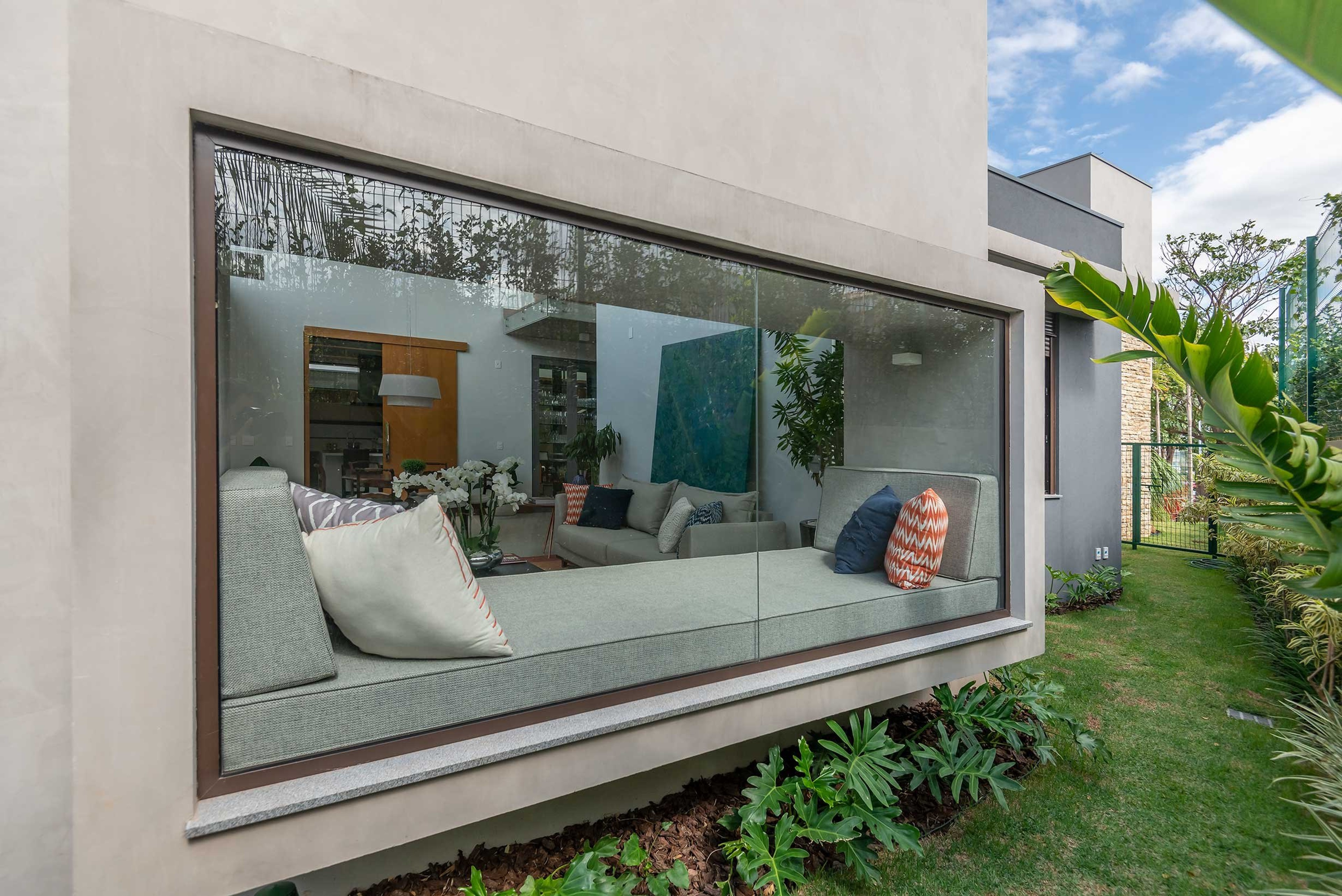 Residência LOP — Janela da sala com vista para o jardim