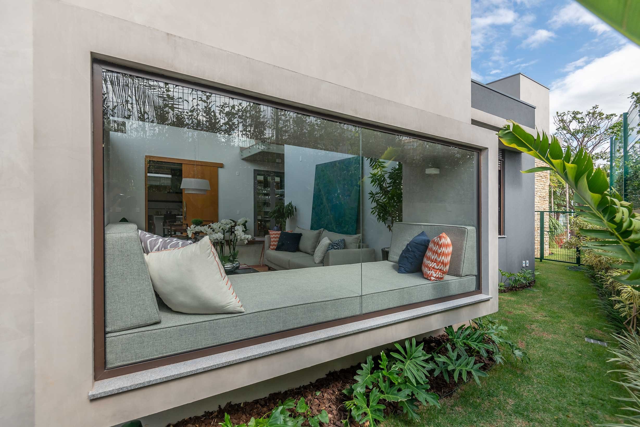 Residência LOP — Janela da sala com vista para o jardim