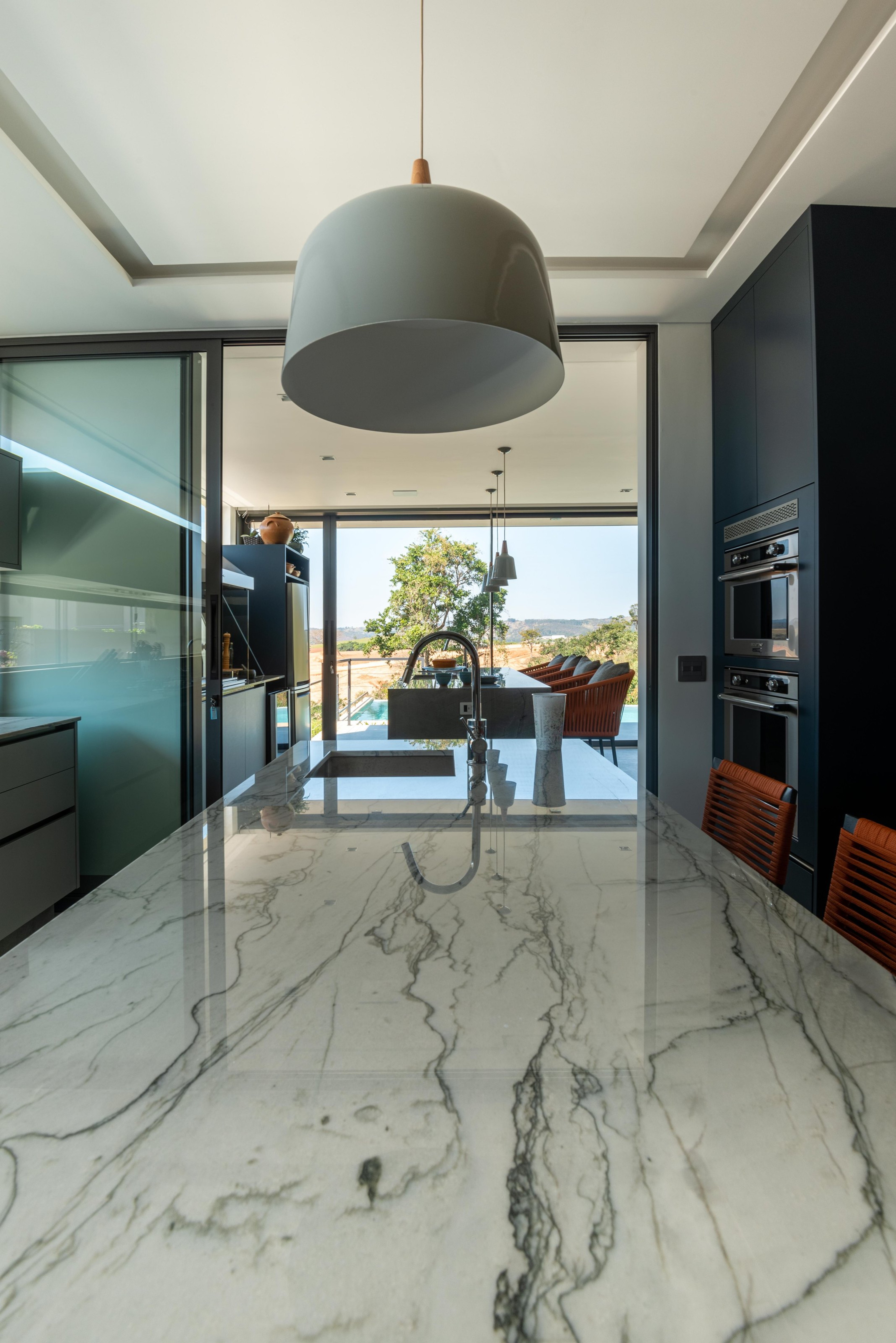 Residência COV — Ilha da cozinha com vista externa