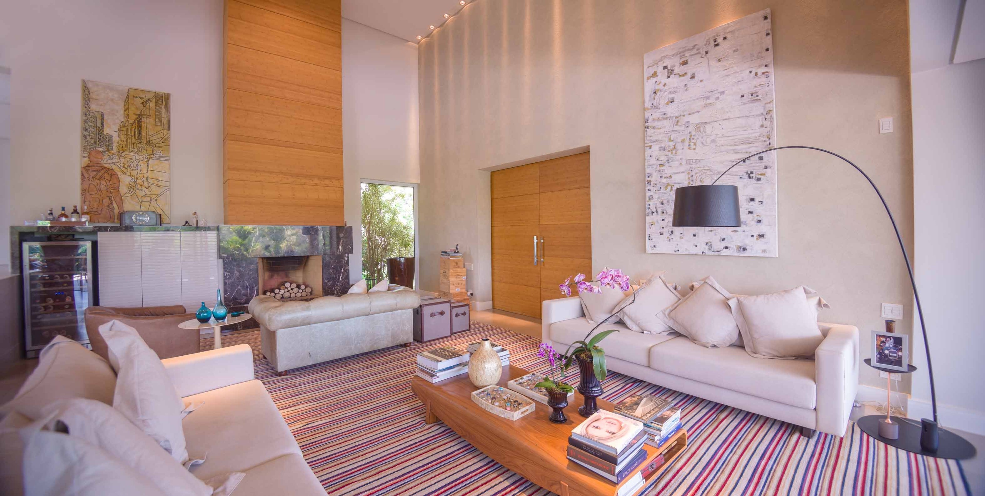 Residência SAS — Sala de estar com lareira