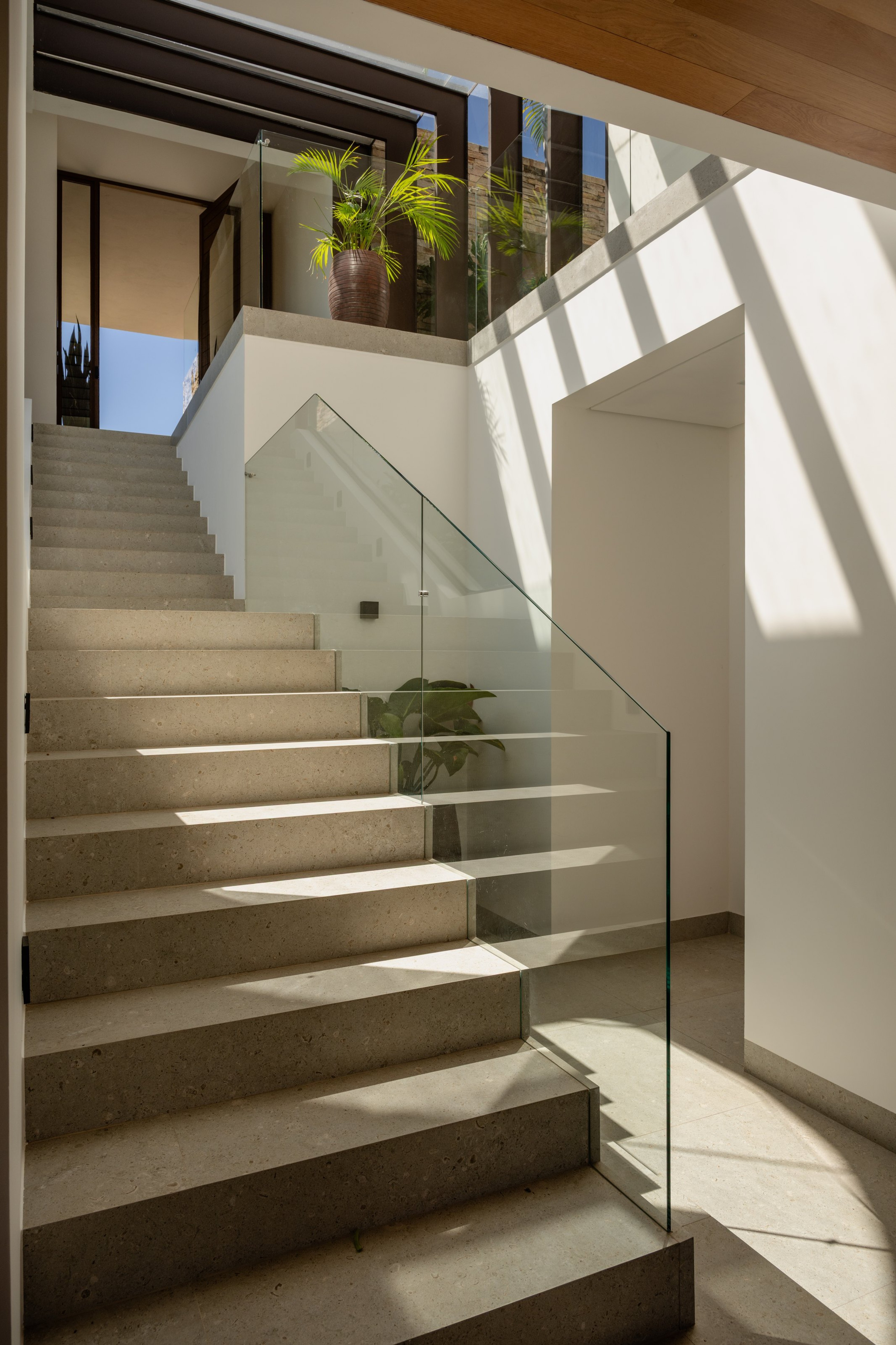 Residência DEV — Escada com guarda corpo de vidro