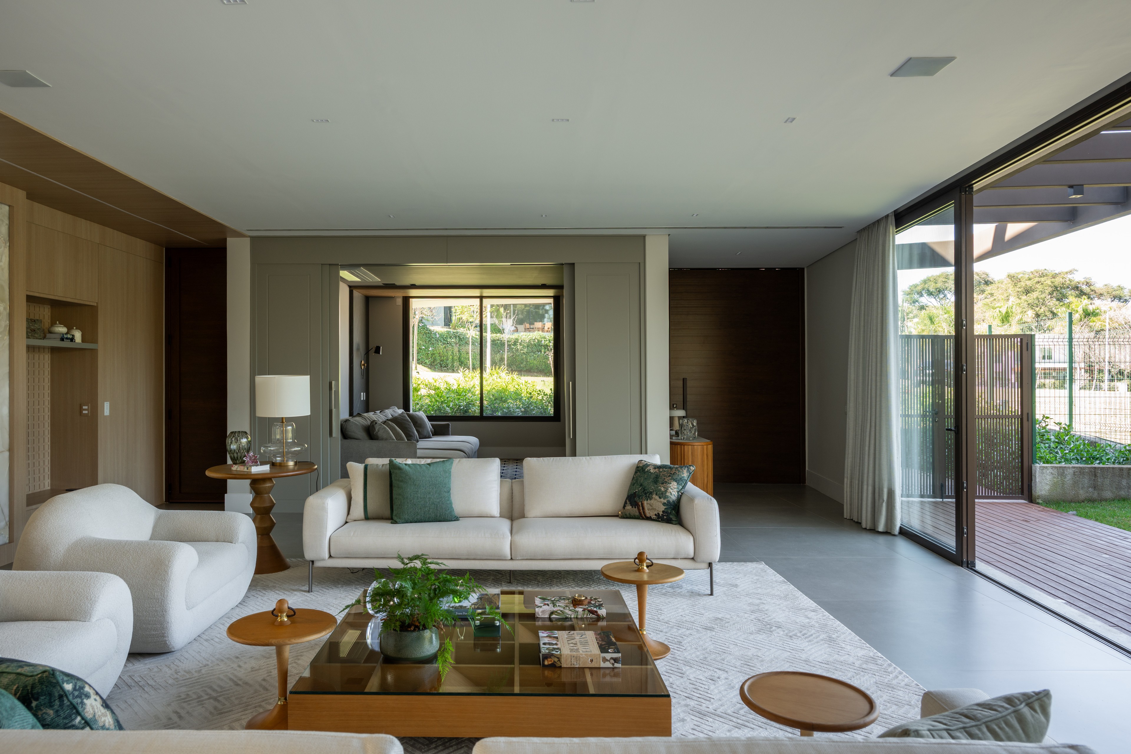 Residência SMI — Sala de estar com poltronas, sofá e mesa de centro