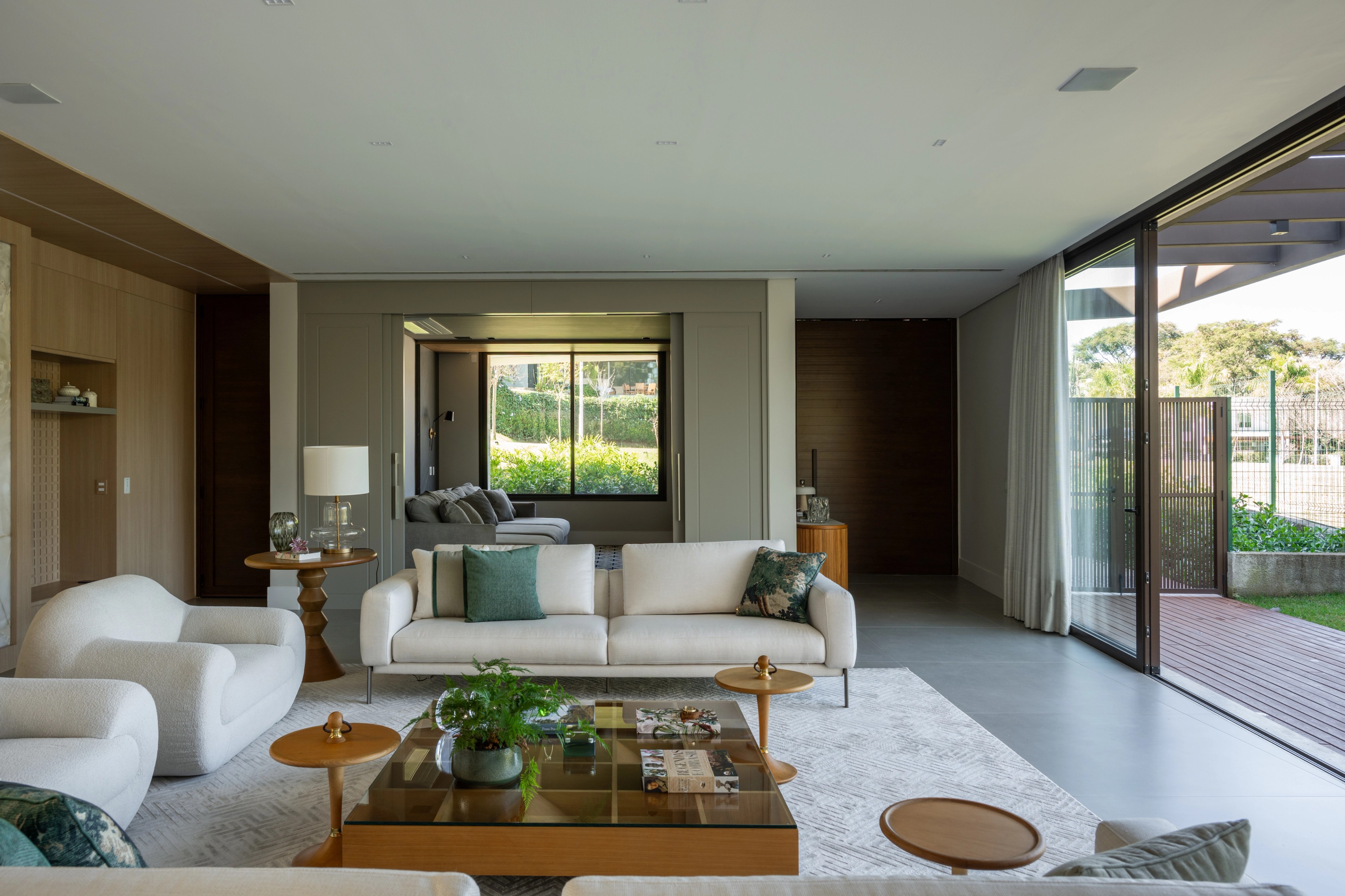 Residência SMI — Sala de estar com poltronas, sofá e mesa de centro