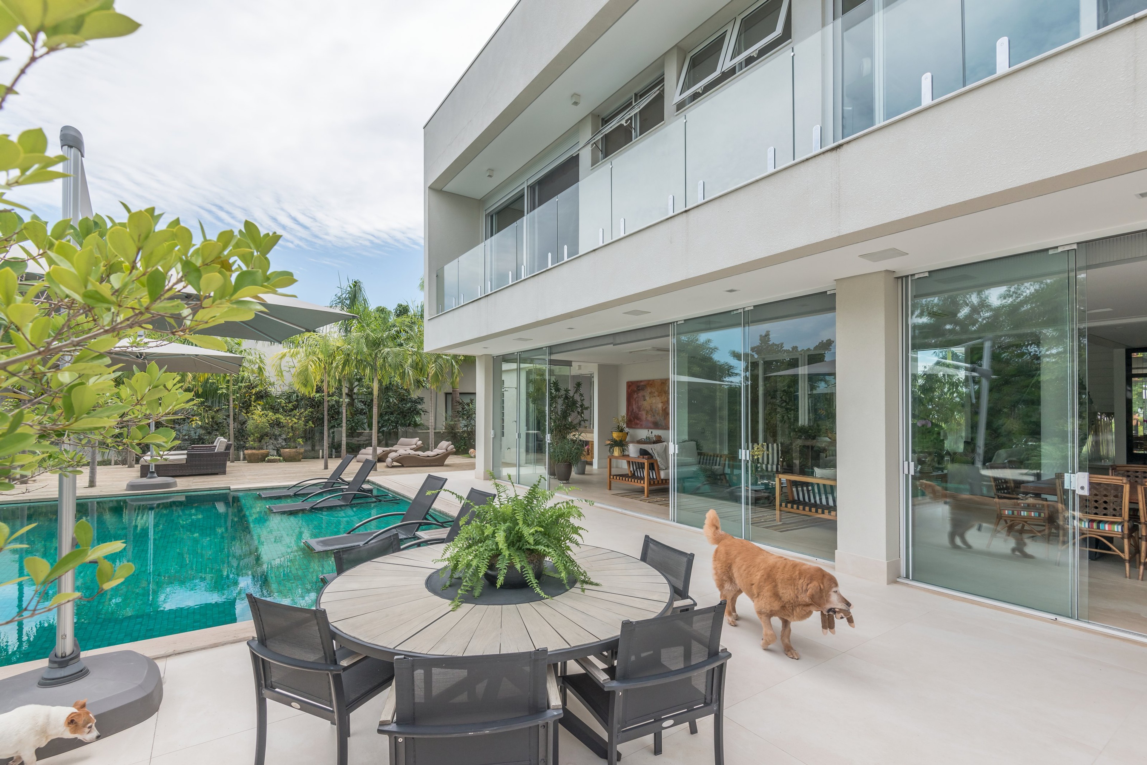 Residência OLI — Deck e varanda com piscina