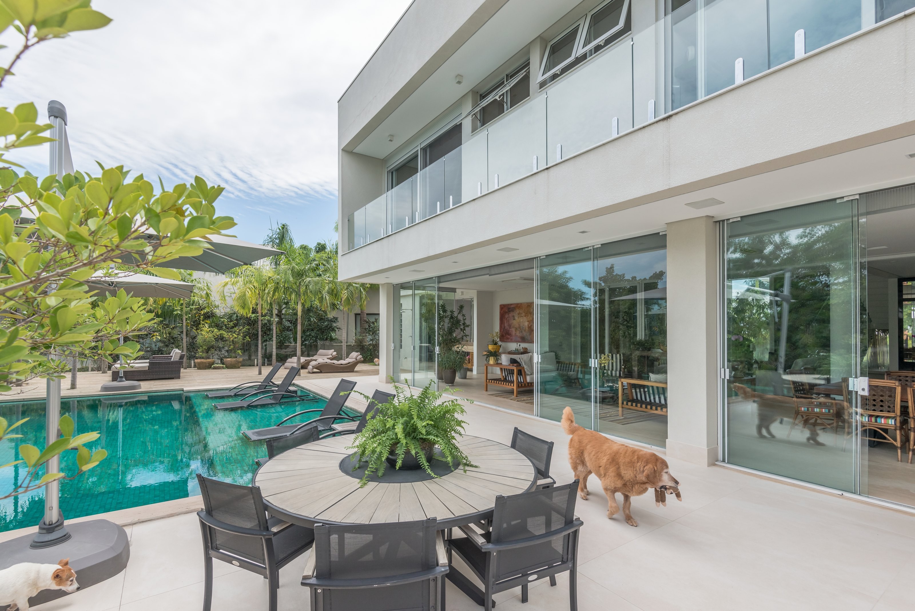 Residência OLI — Deck e varanda com piscina