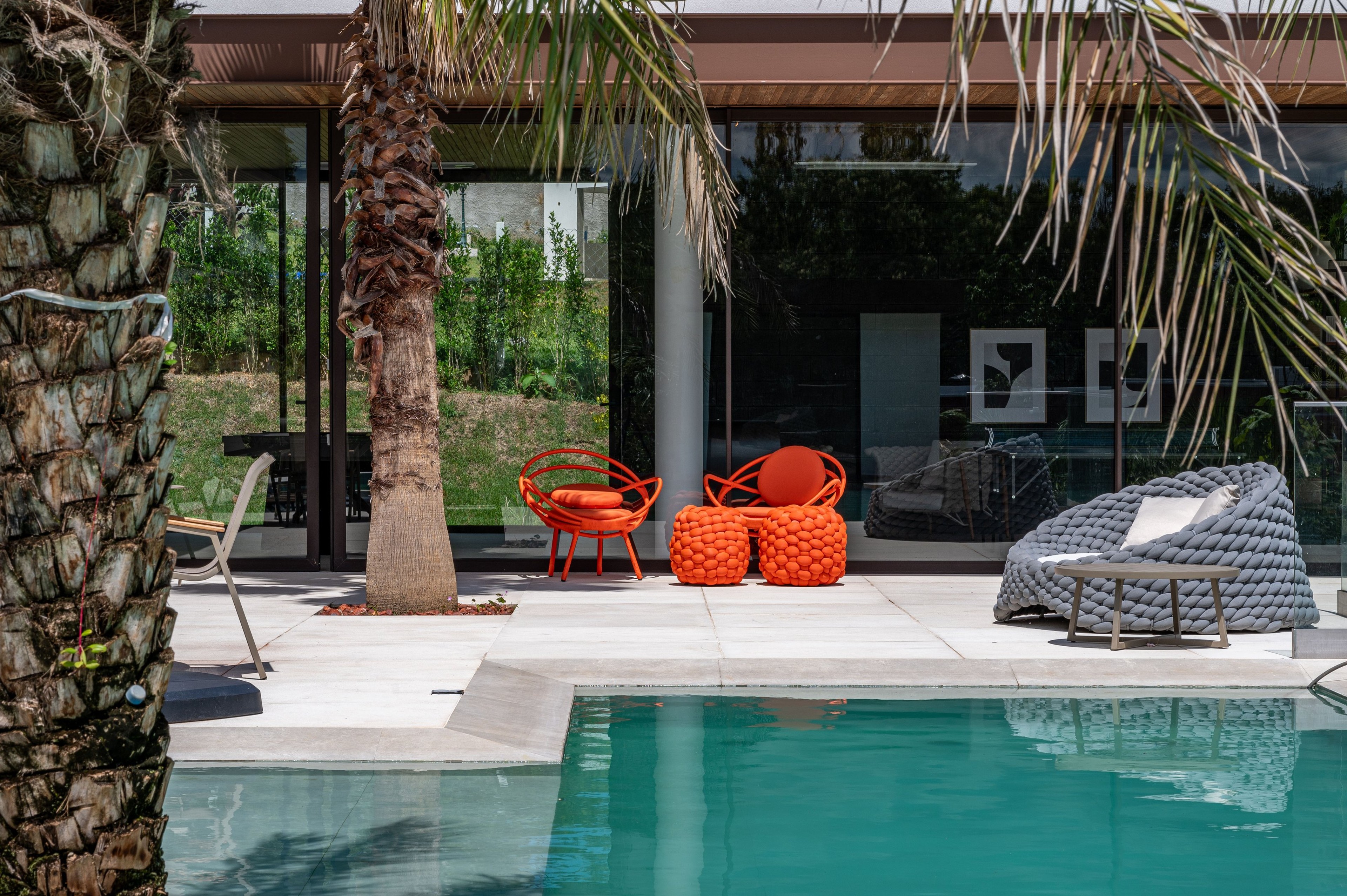 Residência SCA — Deck da piscina com poltronas