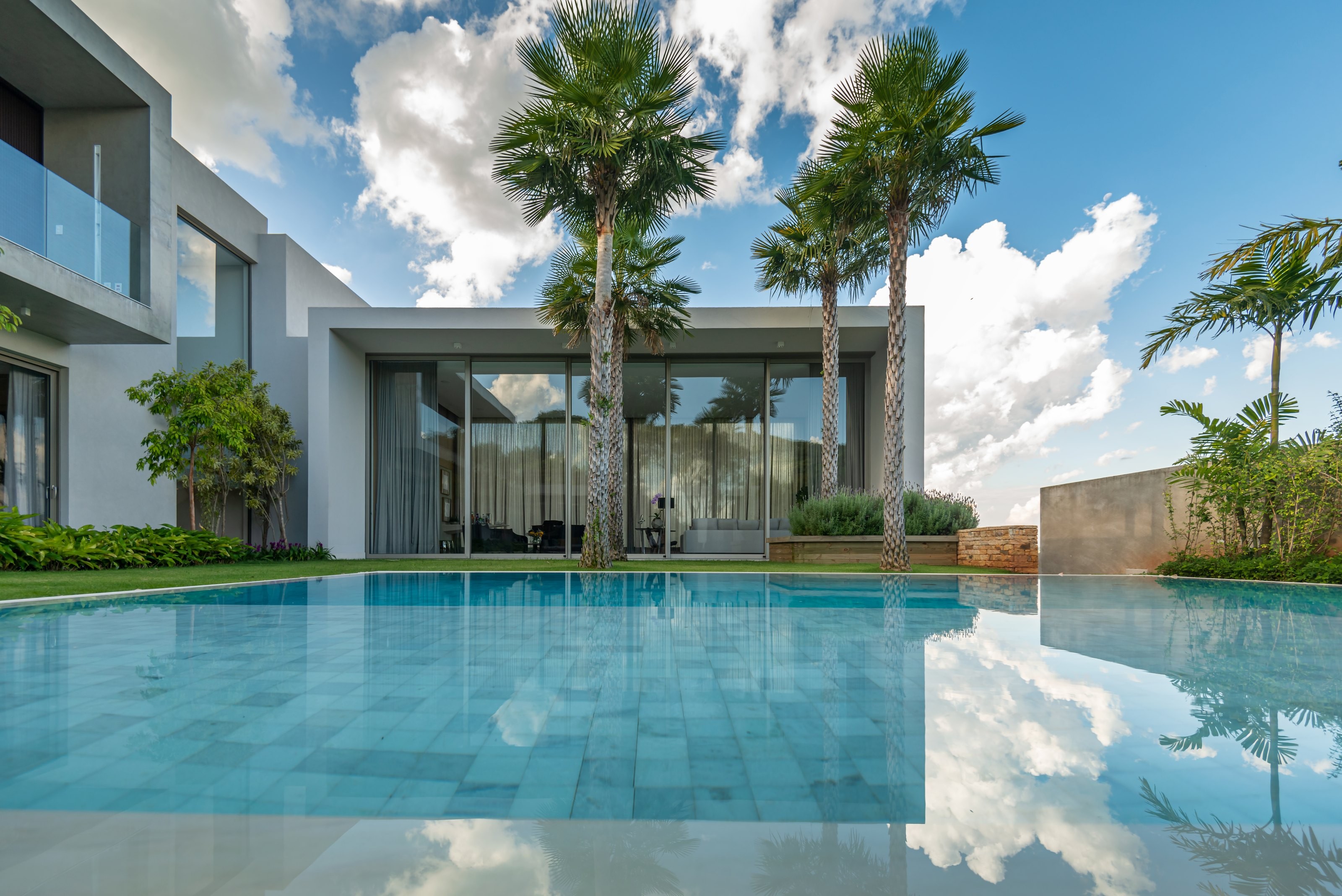 Residência GAM — Piscina e fachada dos fundos