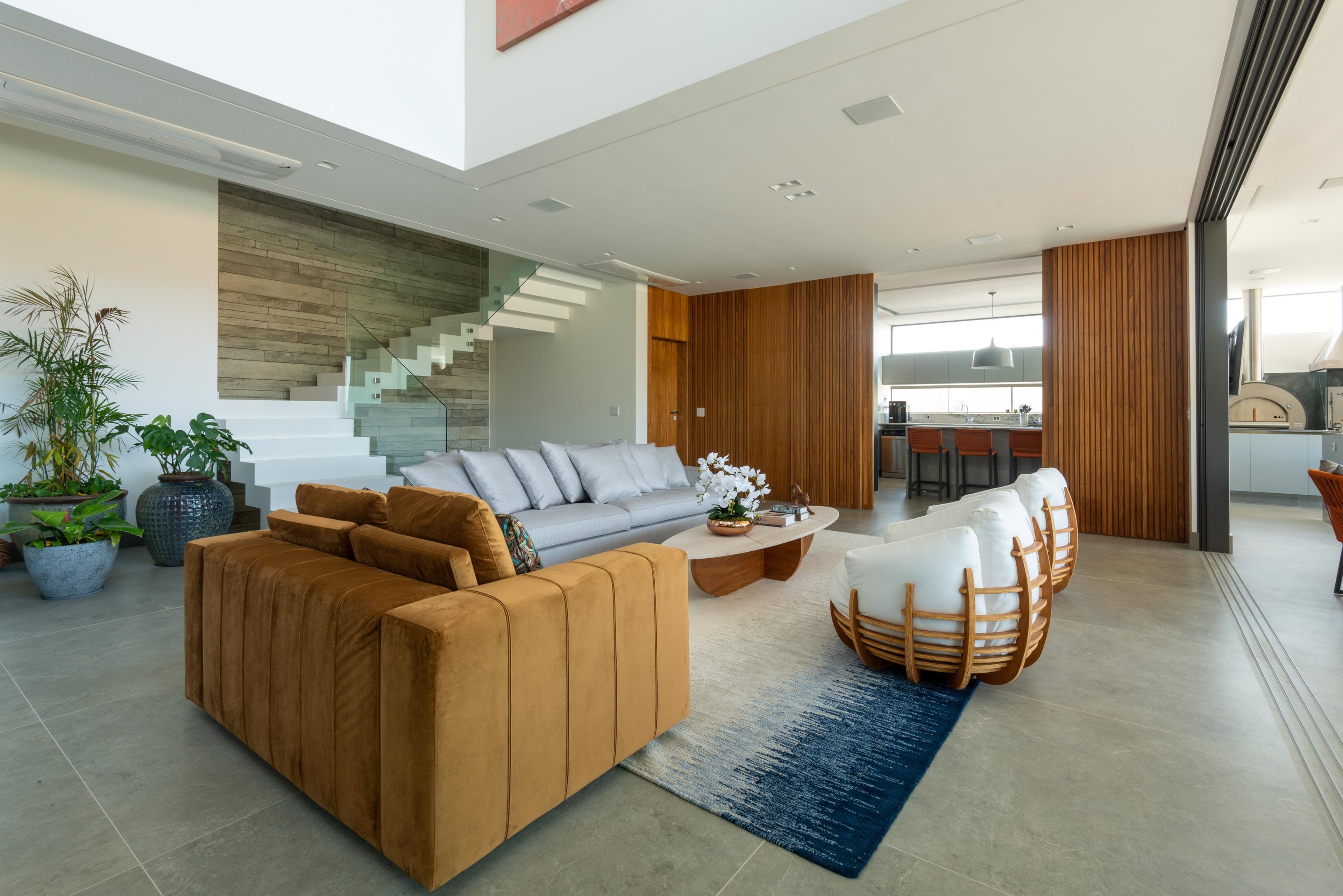 Residência COV — Sala de estar com sofás
