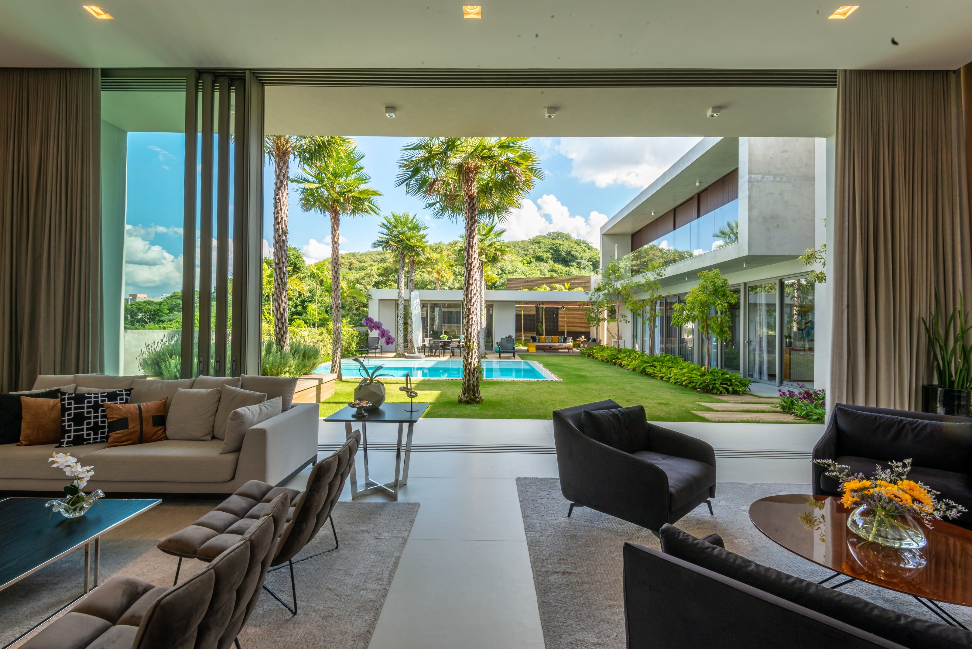 Residência GAM — Sala de estar com vista para piscina