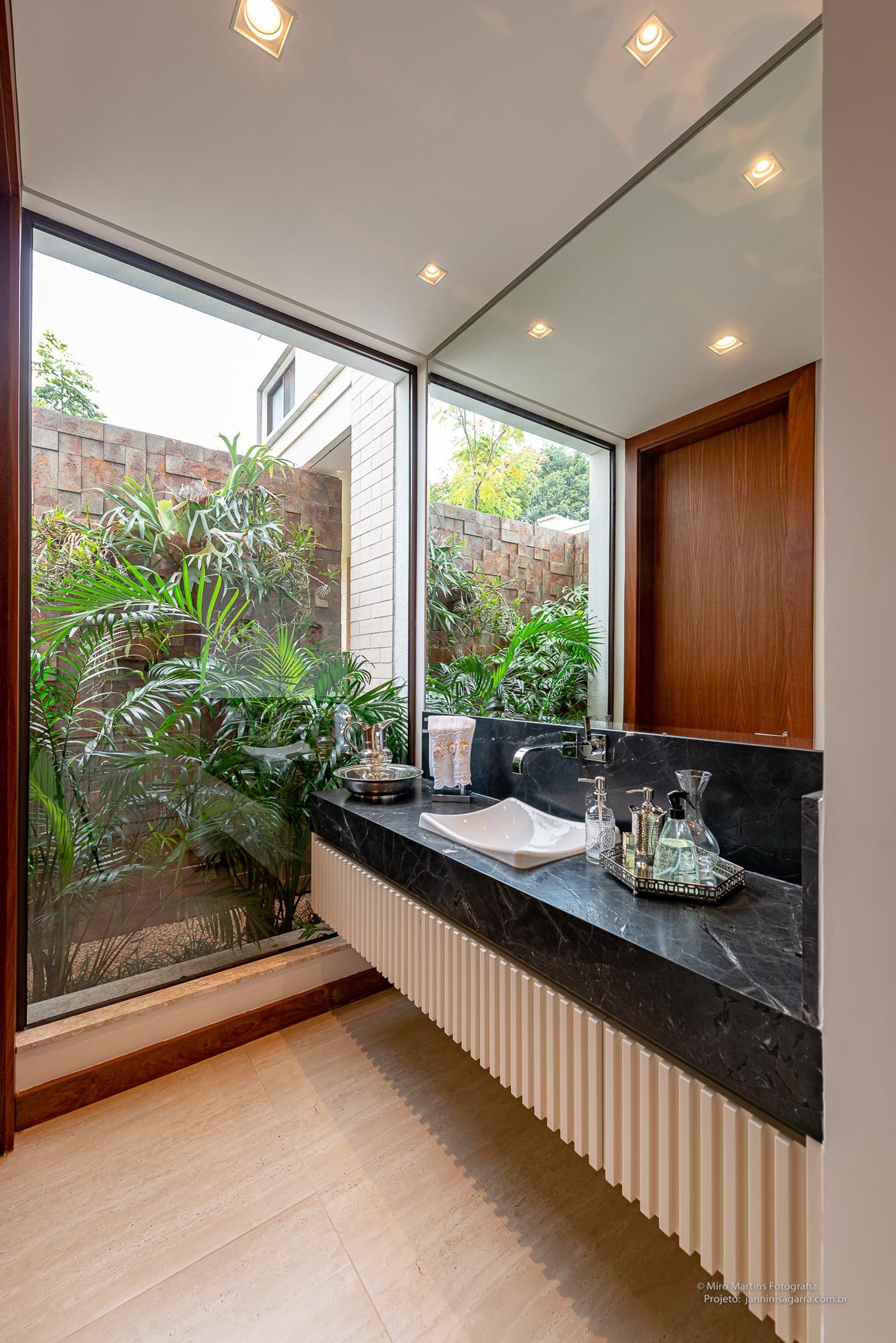 Residência SCH — Bancada com vista para o jardim