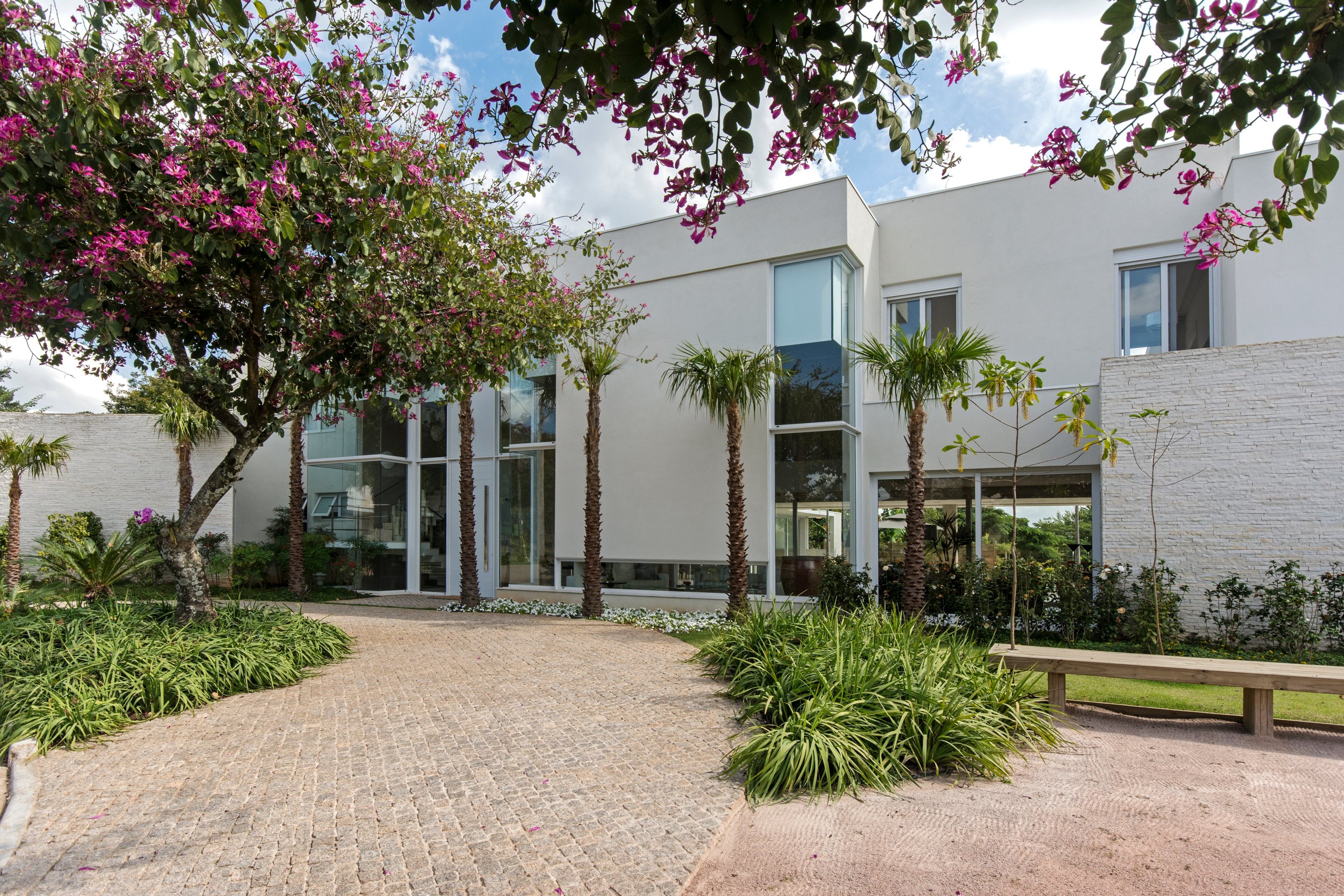 Residência VTO — Fachada frontal com paisagismo