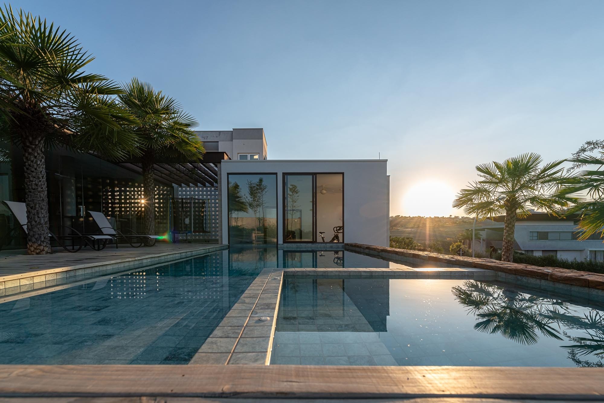 Residência ZOG — Piscina refletindo o pôr do sol