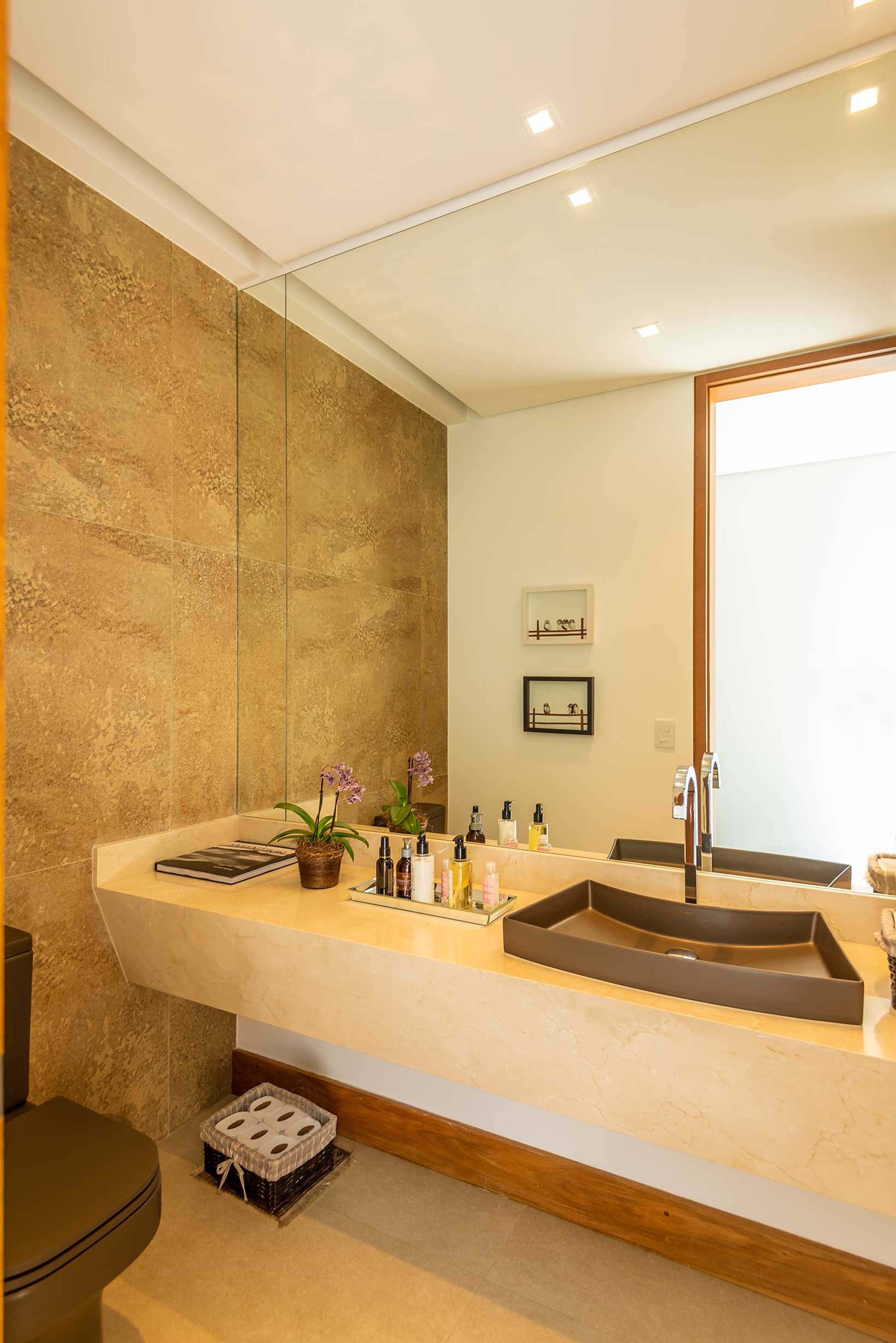 Residência LOP — Lavabo com bancada de madeira