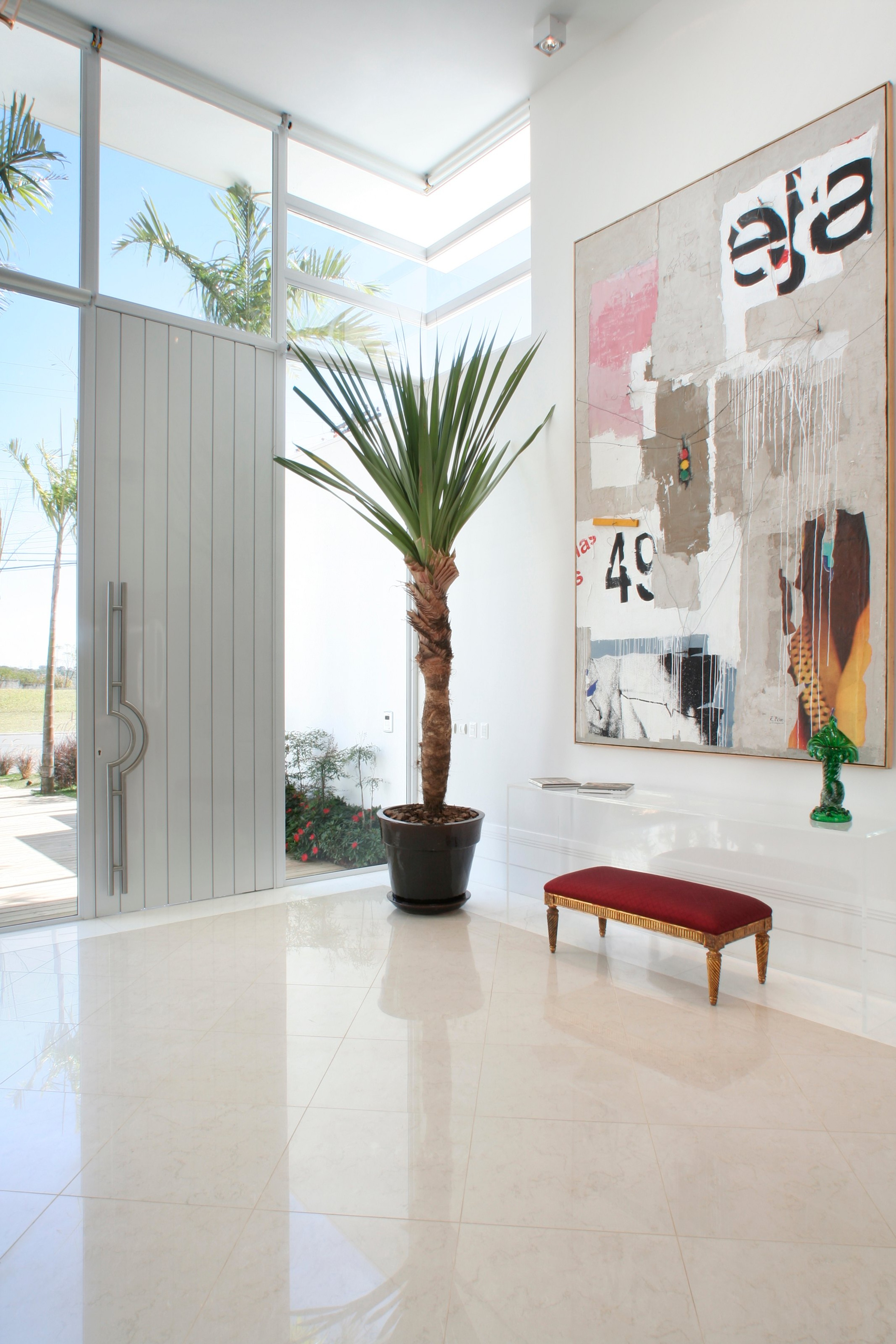 Residência APM — Hall de entrada com obra de arte