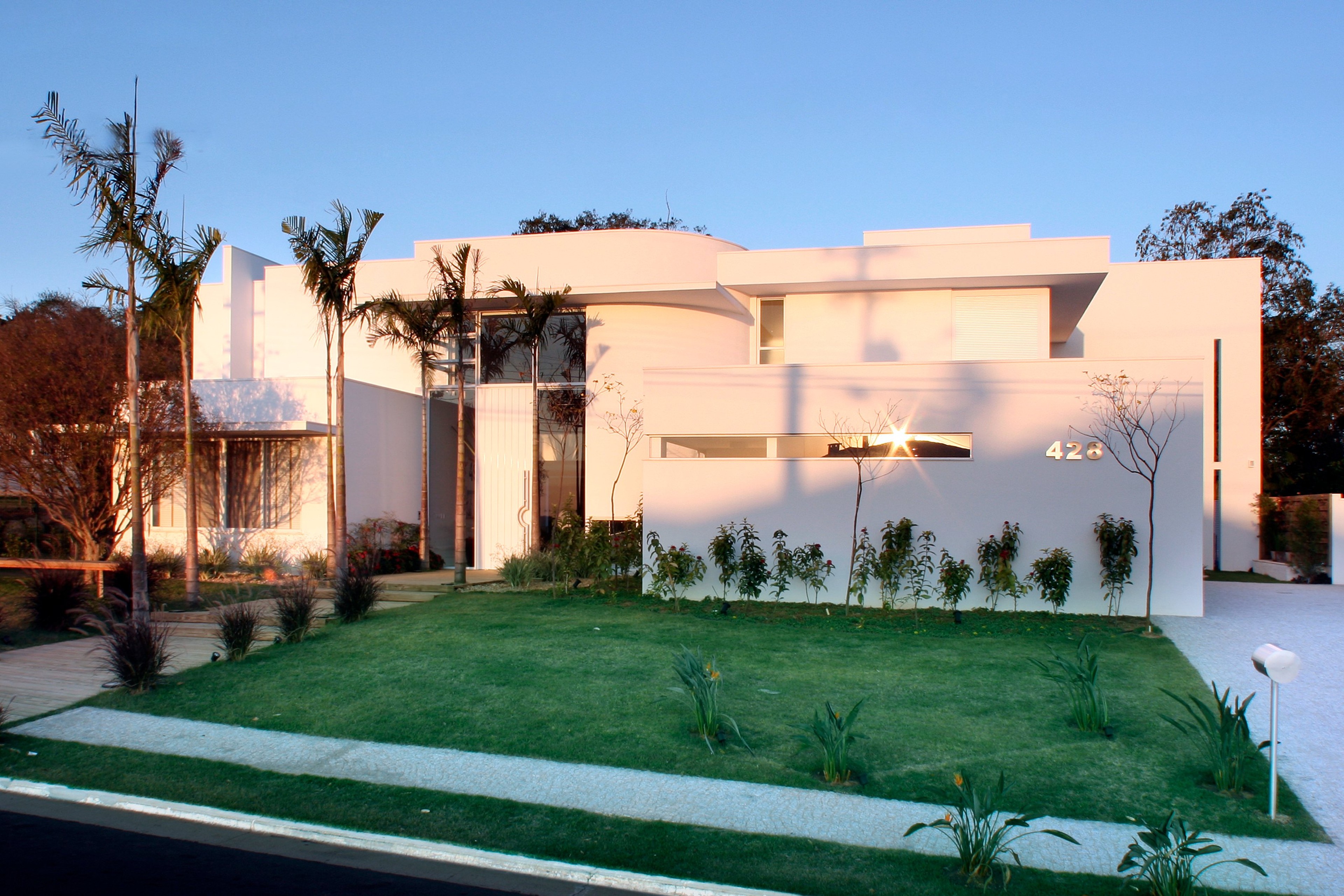 Residência APM — Fachada frontal ao entardecer