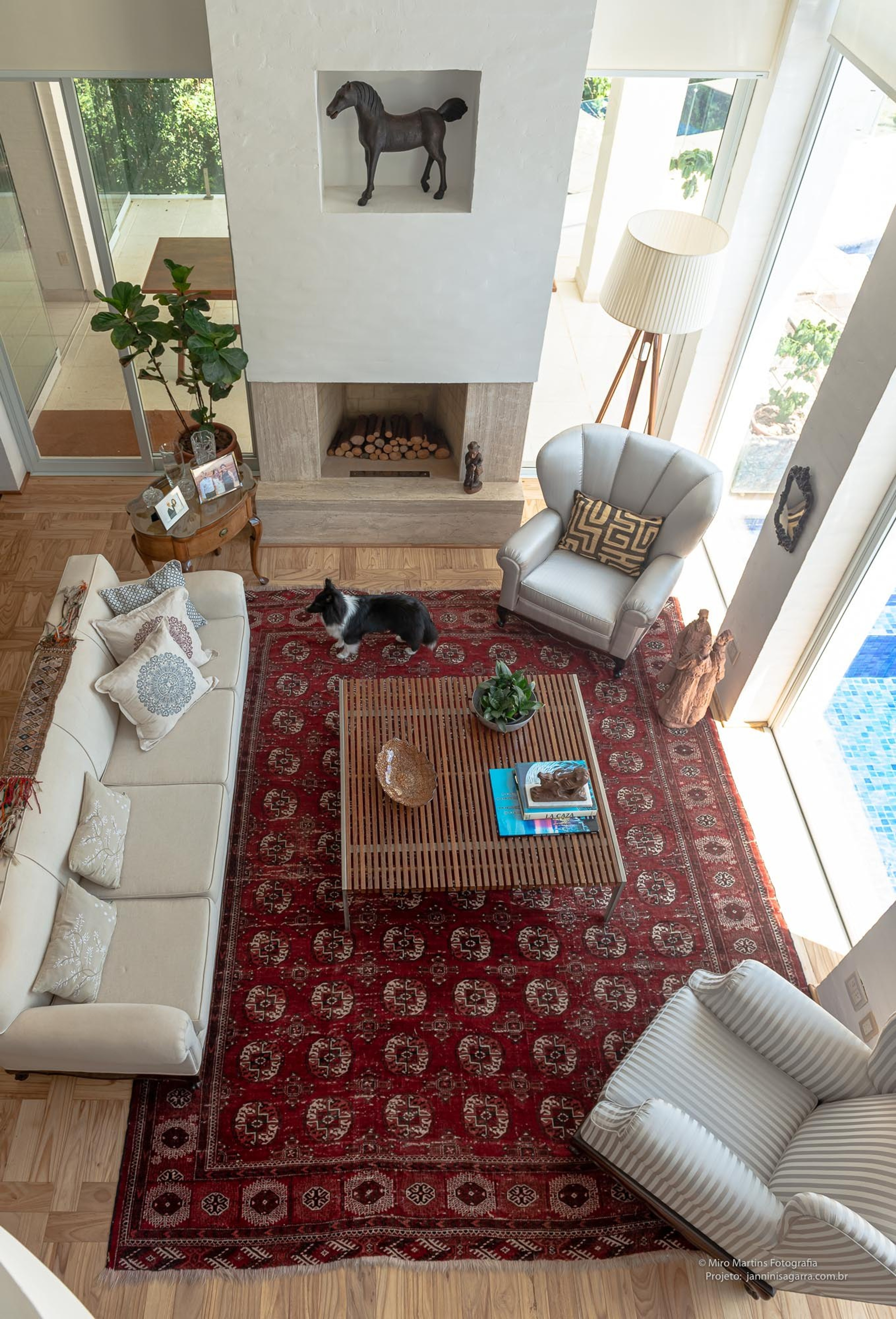 Residência AAA — Sala de estar vista do mezanino
