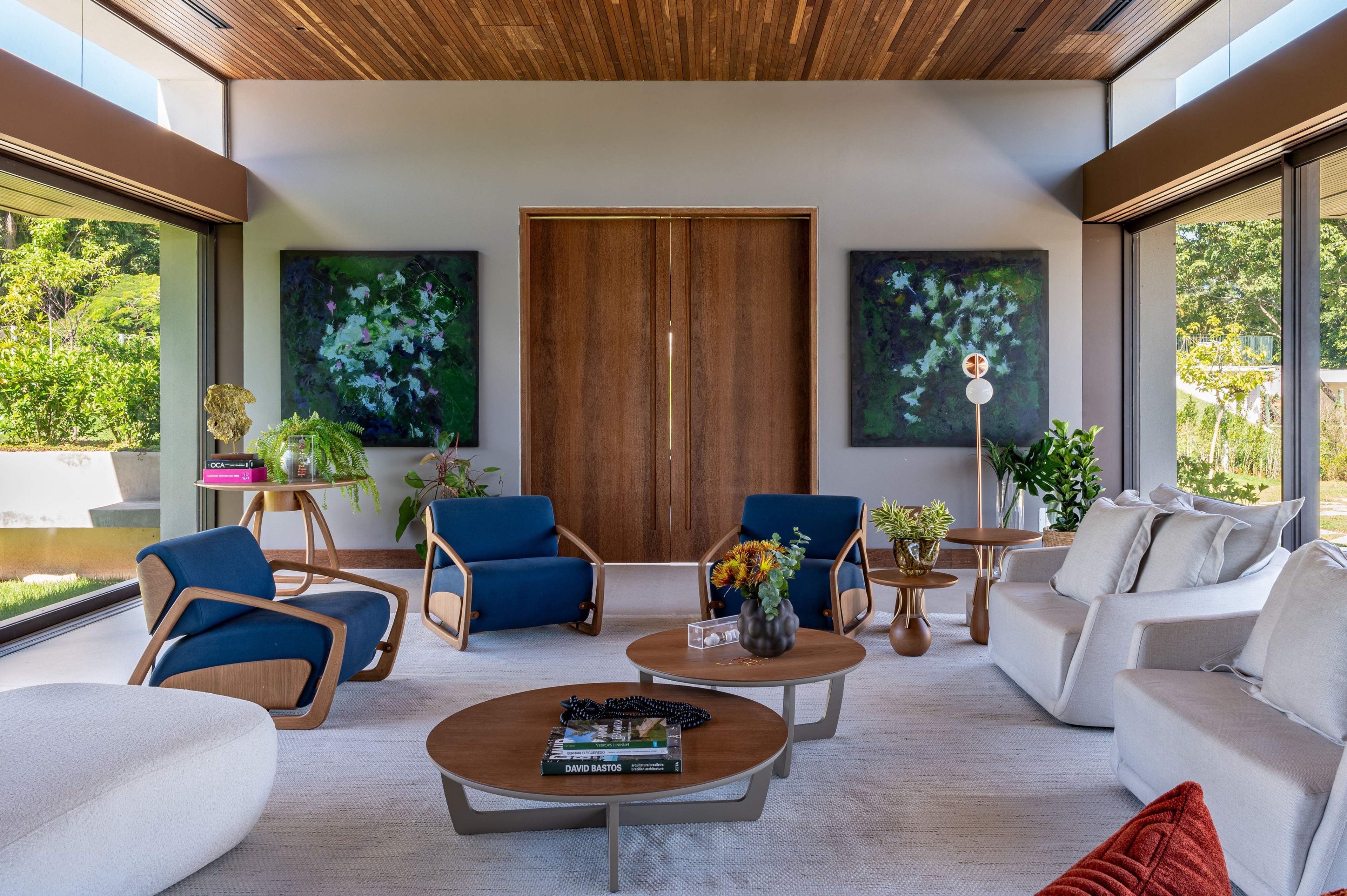 Residência SCA — Sala de estar com iluminação natural
