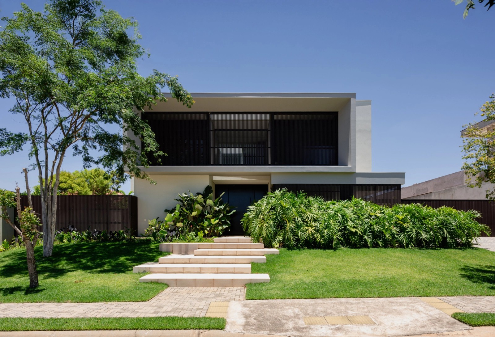Residência MAN — Fachada frontal