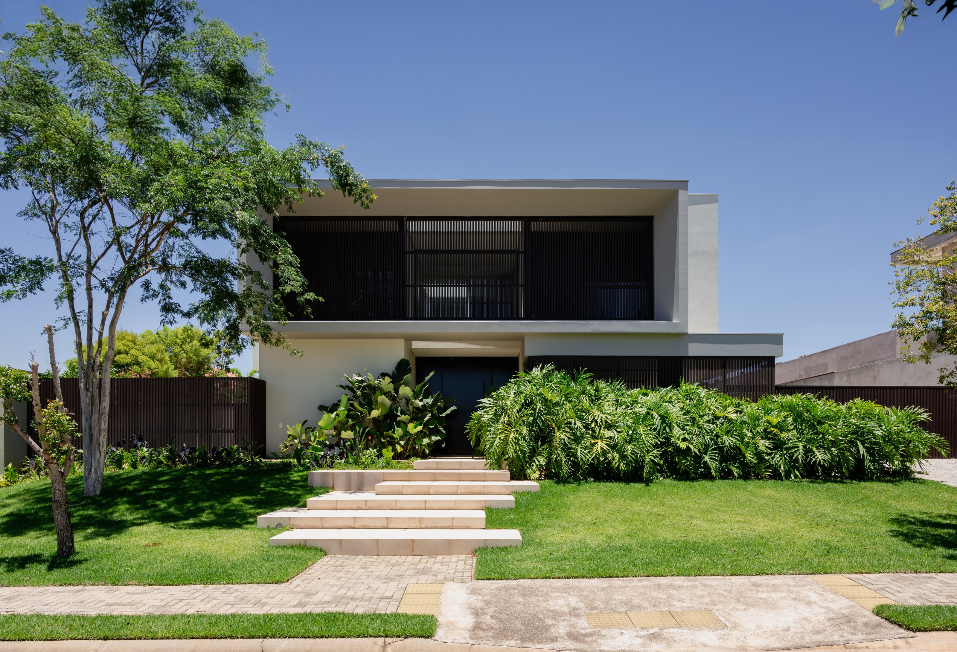 Residência MAN — Fachada frontal