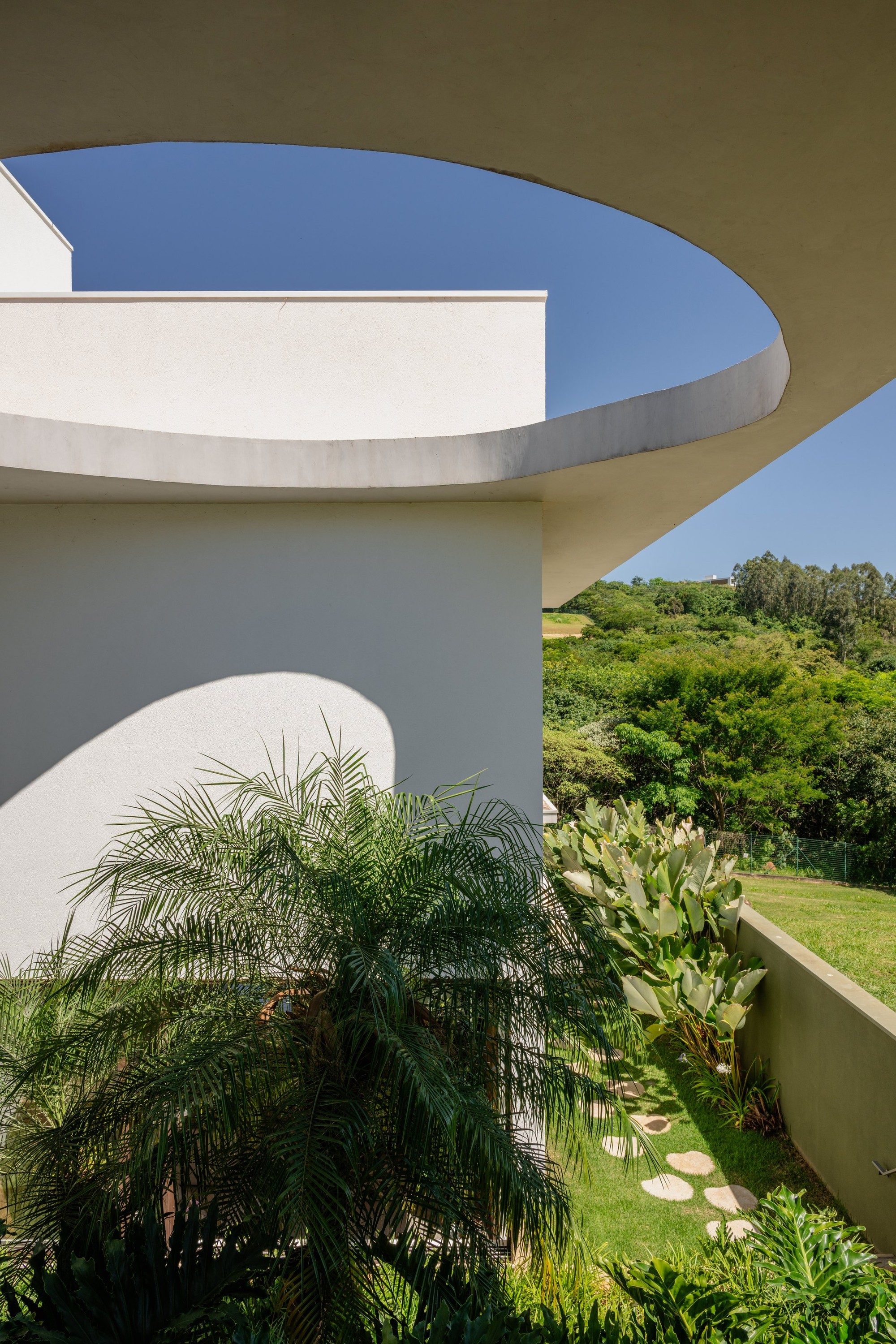 Residência DEV — Abertura curva com vista para o jardim