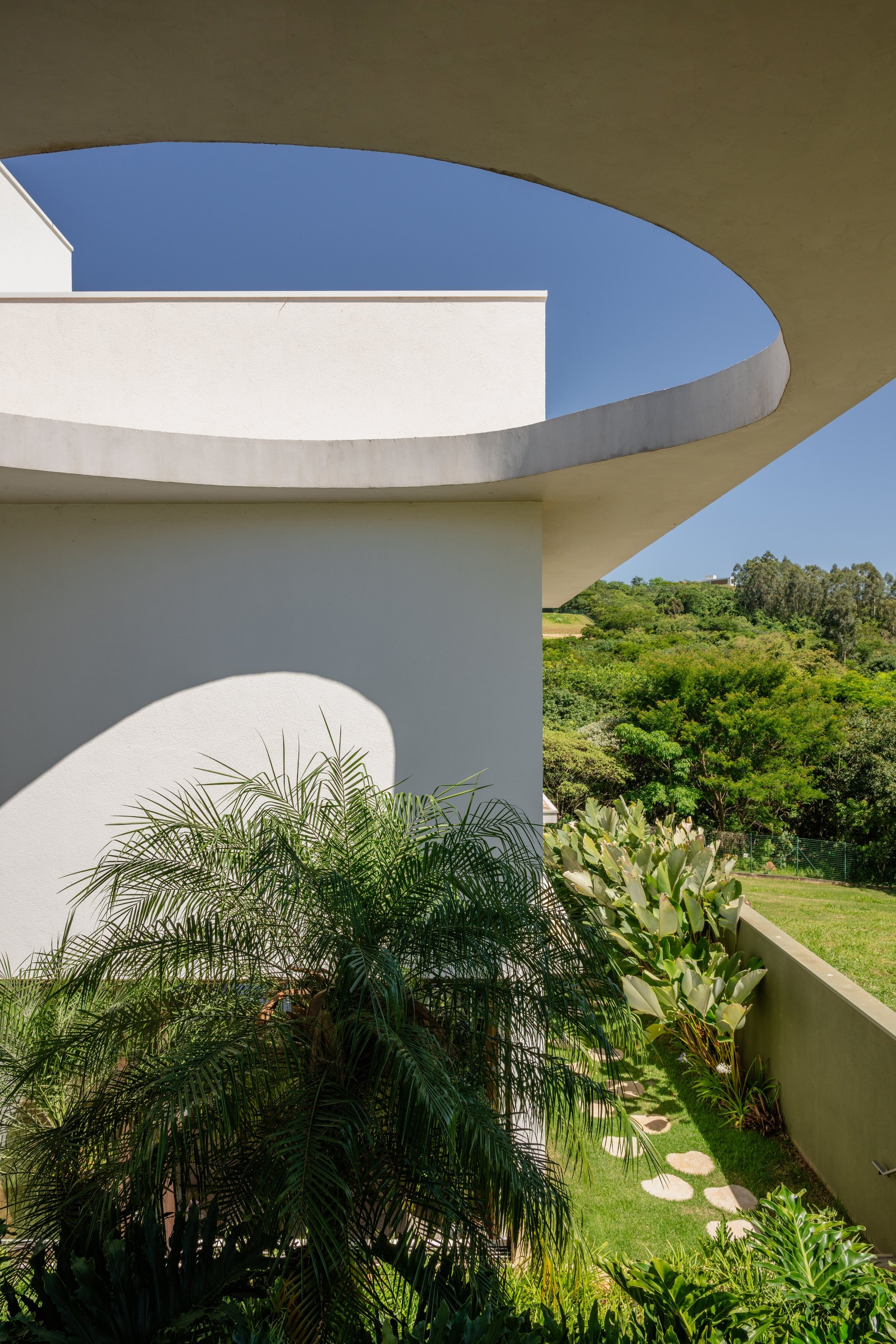Residência DEV — Abertura curva com vista para o jardim