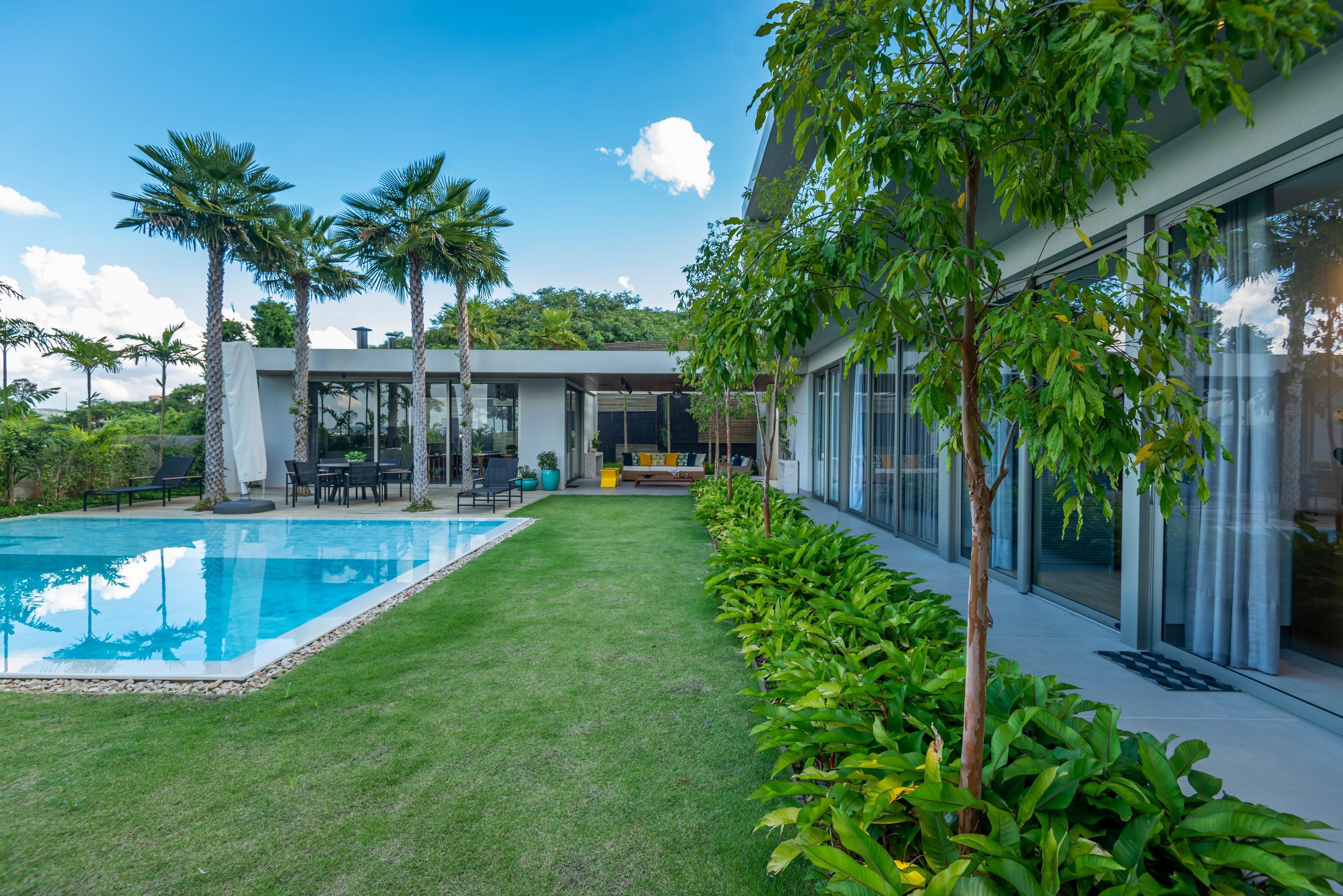 Residência GAM — Jardim lateral com piscina