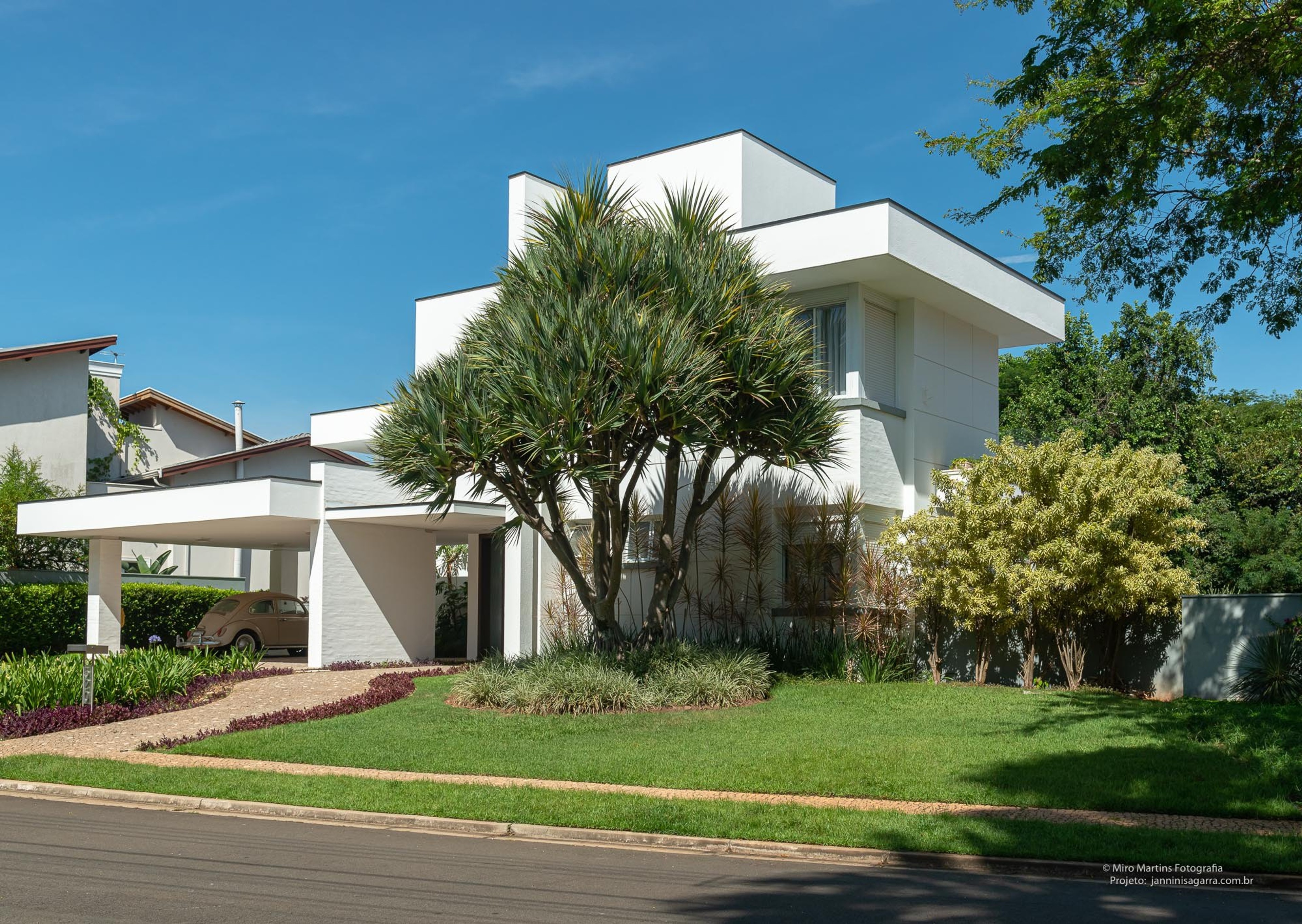 Residência AAA — Fachada lateral com paisagismo
