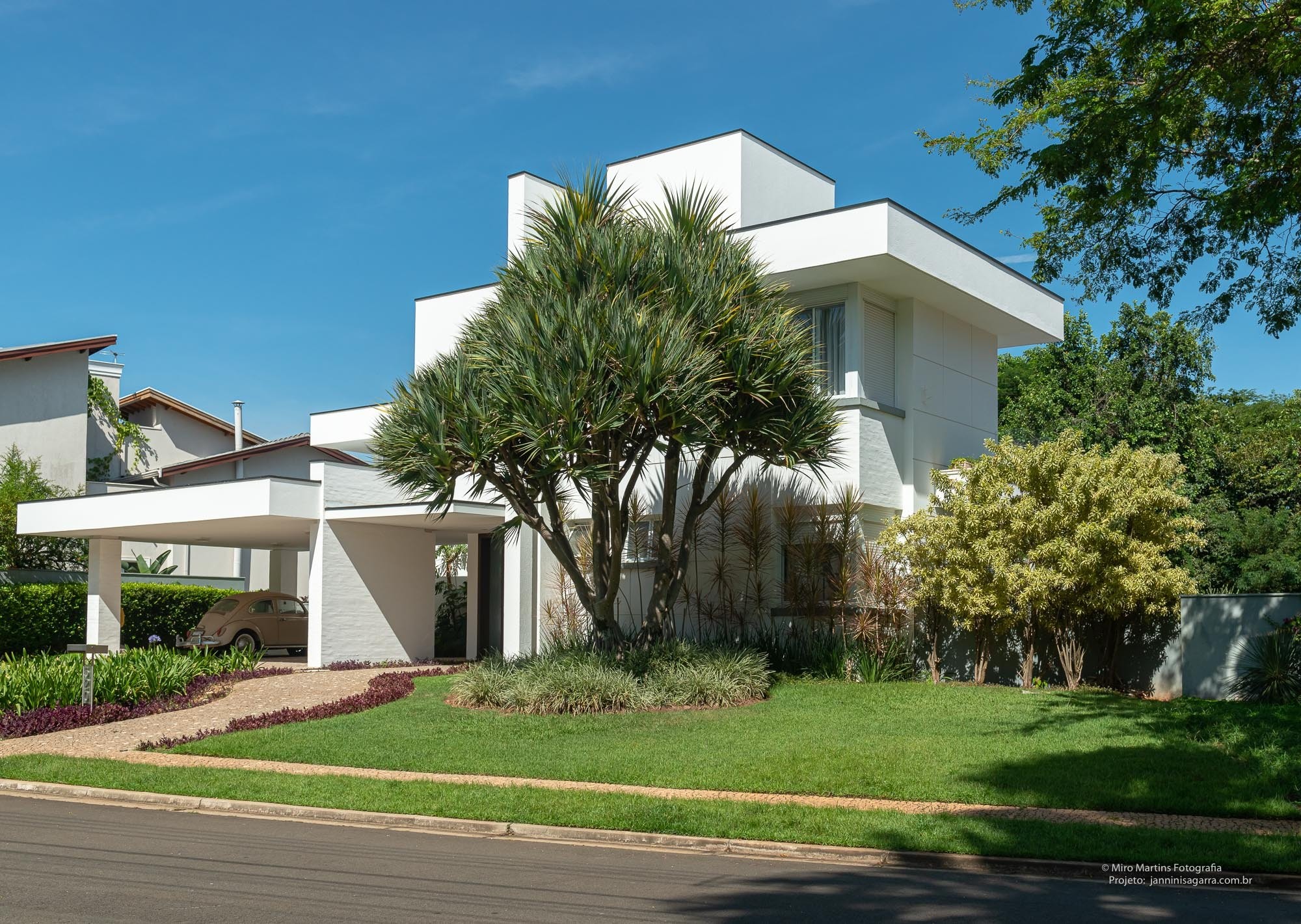 Residência AAA — Fachada lateral com paisagismo