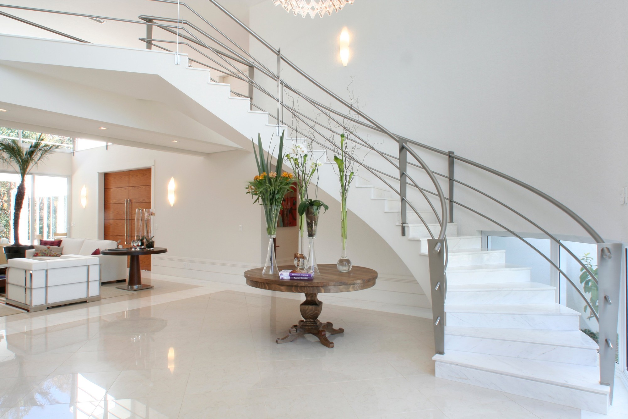 Residência APM — Hall com escada curva