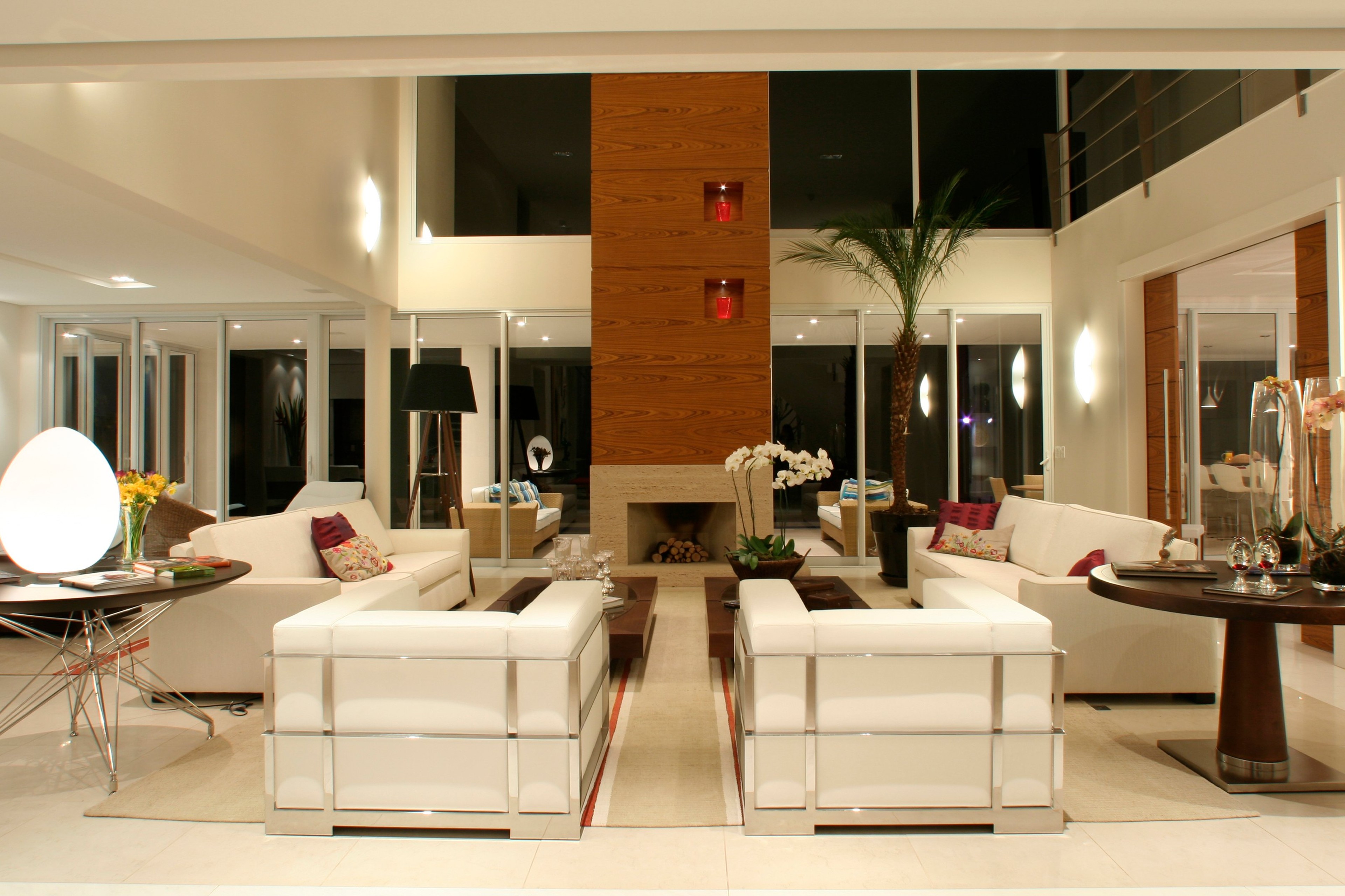 Residência APM — Sala de estar com painel de madeira