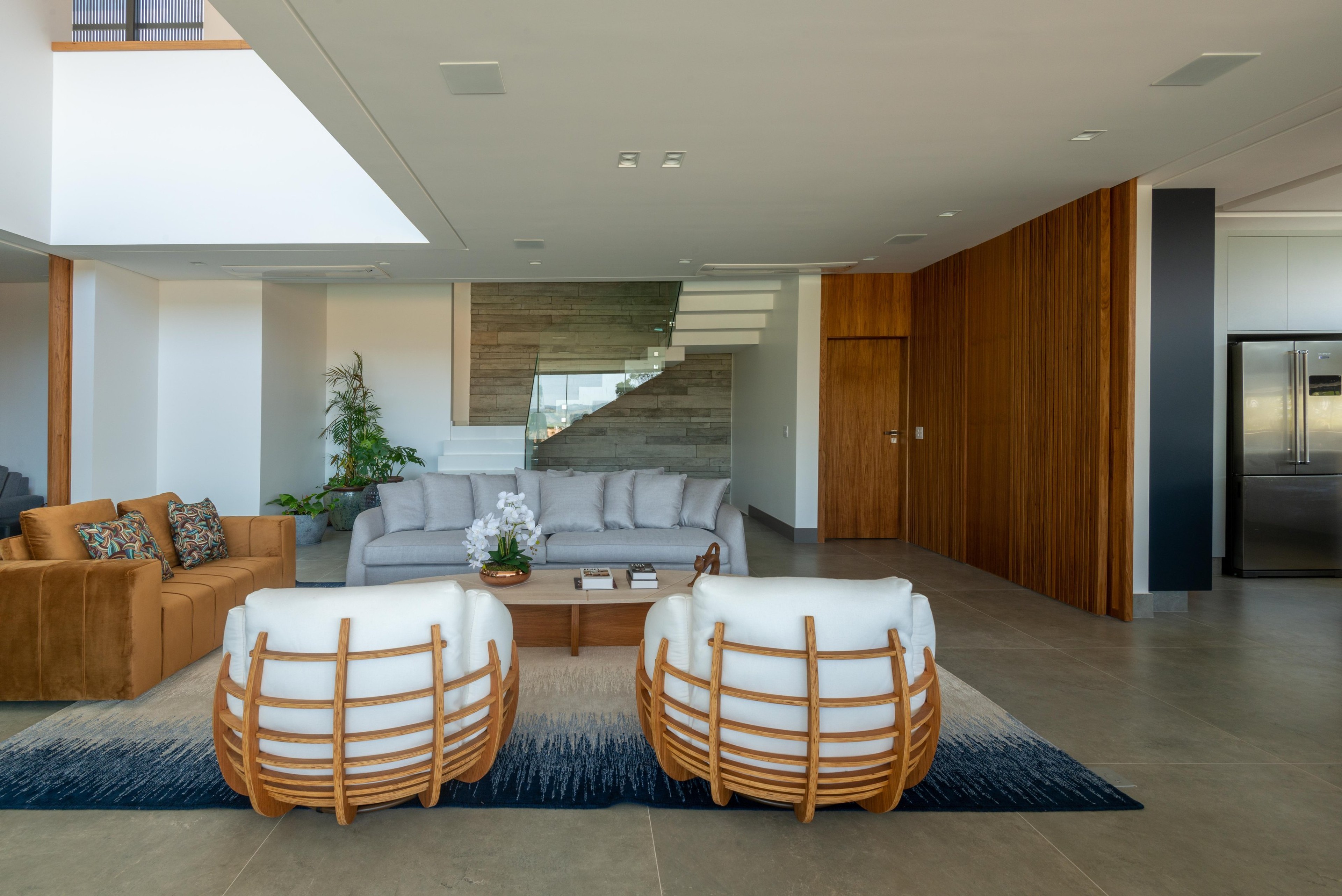 Residência COV — Sala de estar com painel de pedra