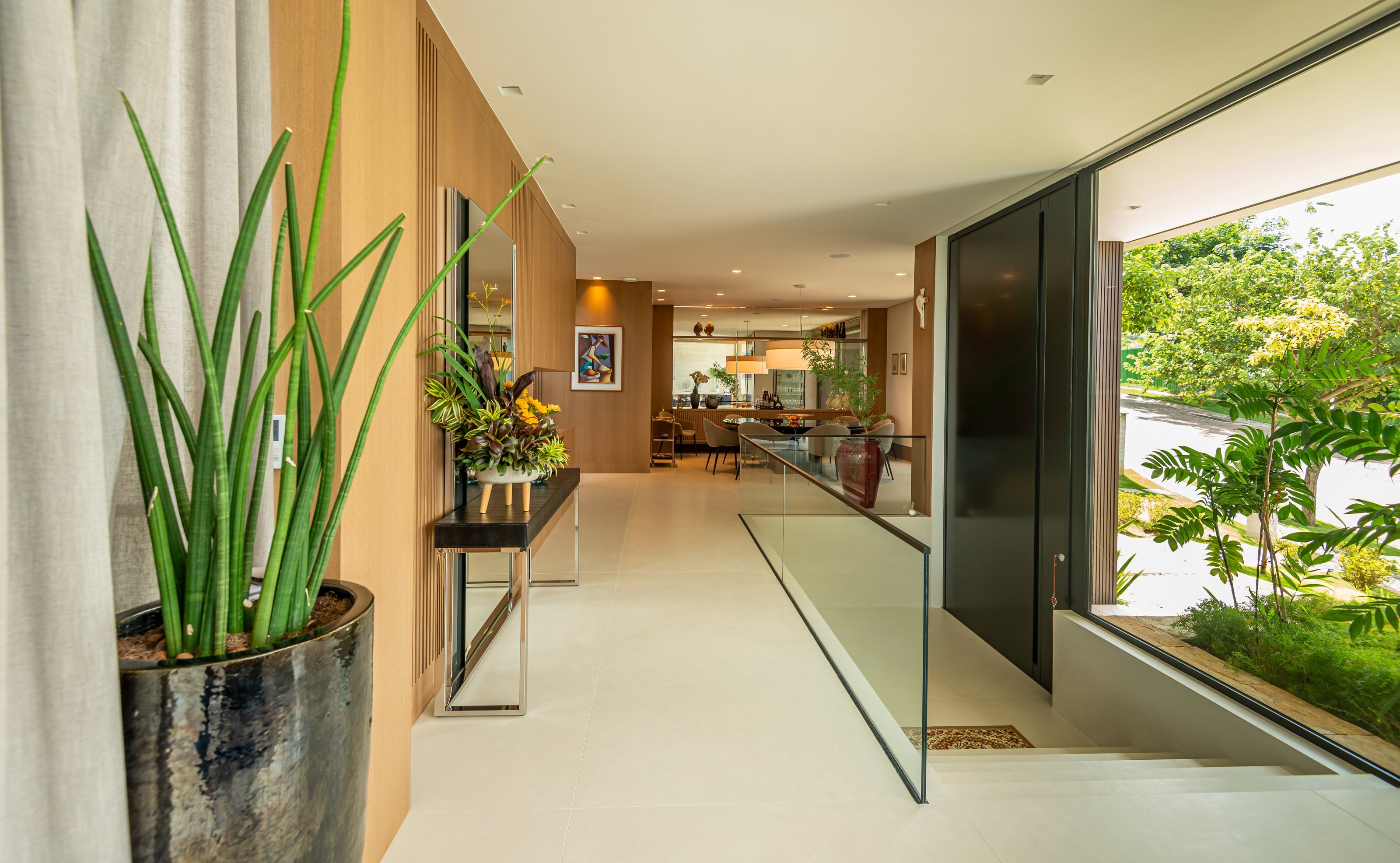 Residência GAM — Corredor integrado ao jardim