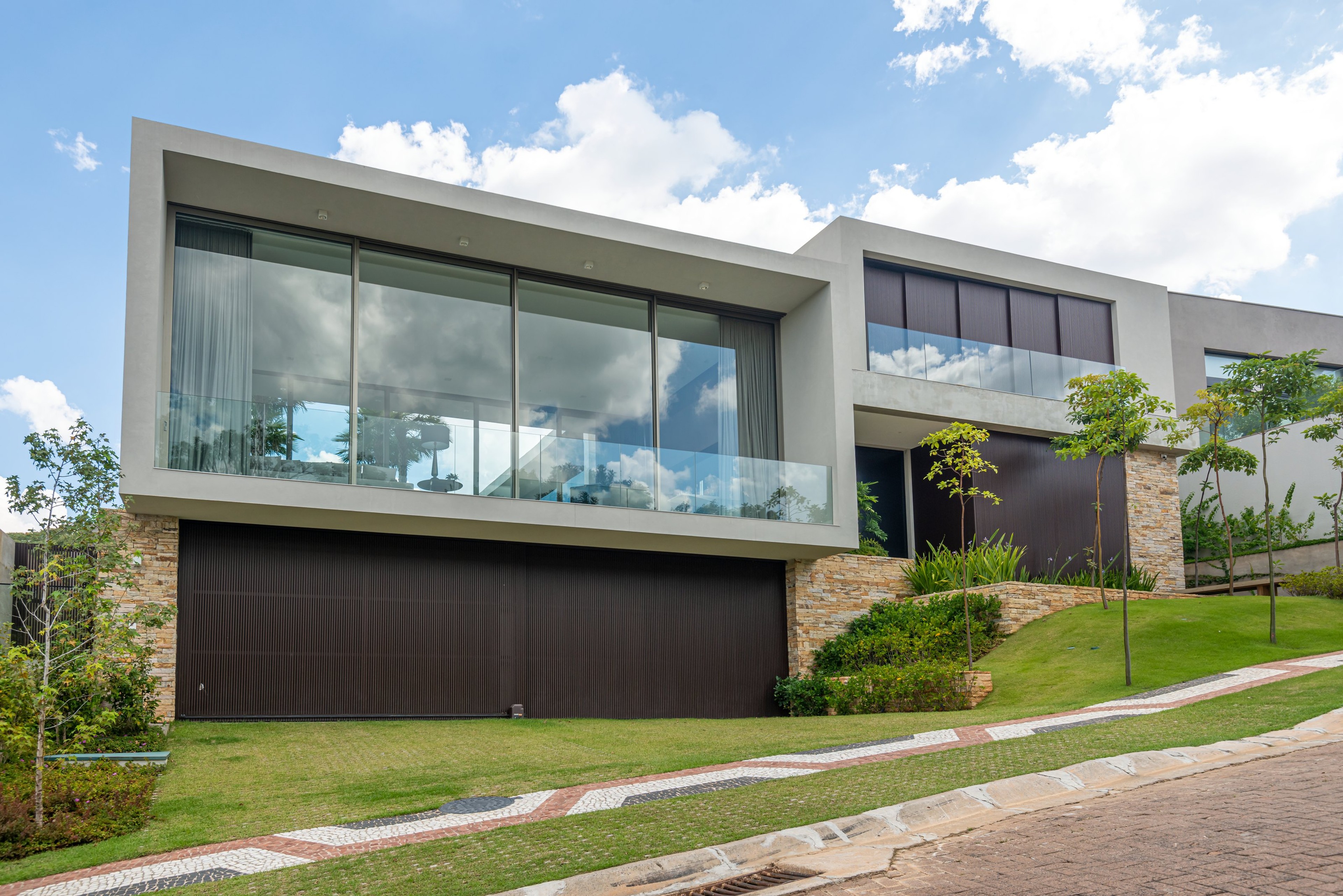 Residência GAM — Fachada frontal e garagem
