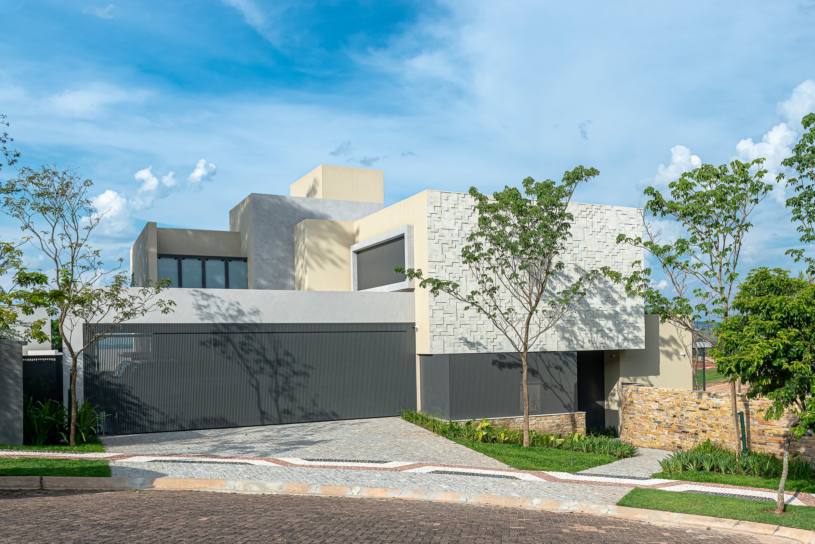 Residência COV — Fachada frontal em perspectiva