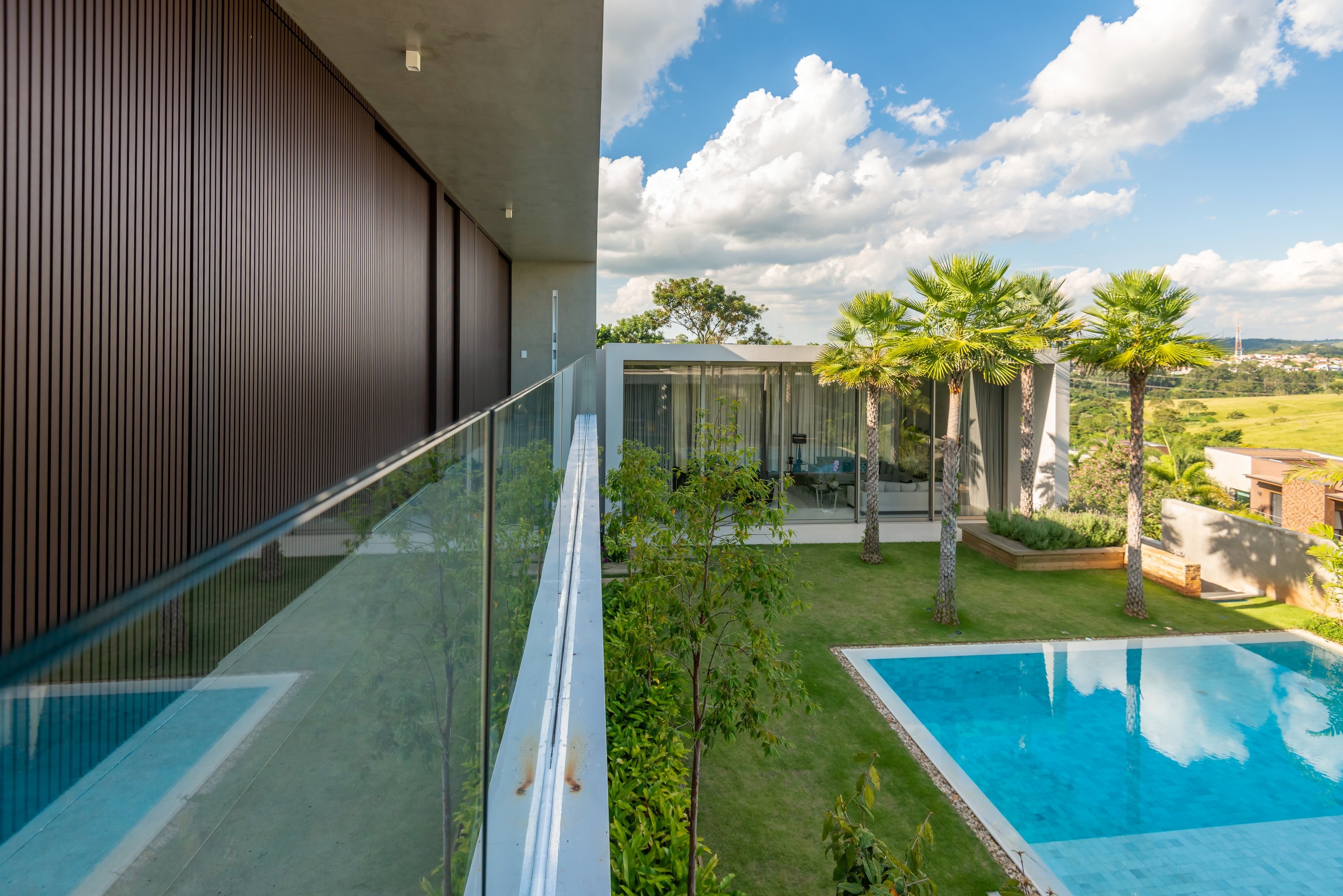 Residência GAM — Varanda superior com vista para piscina