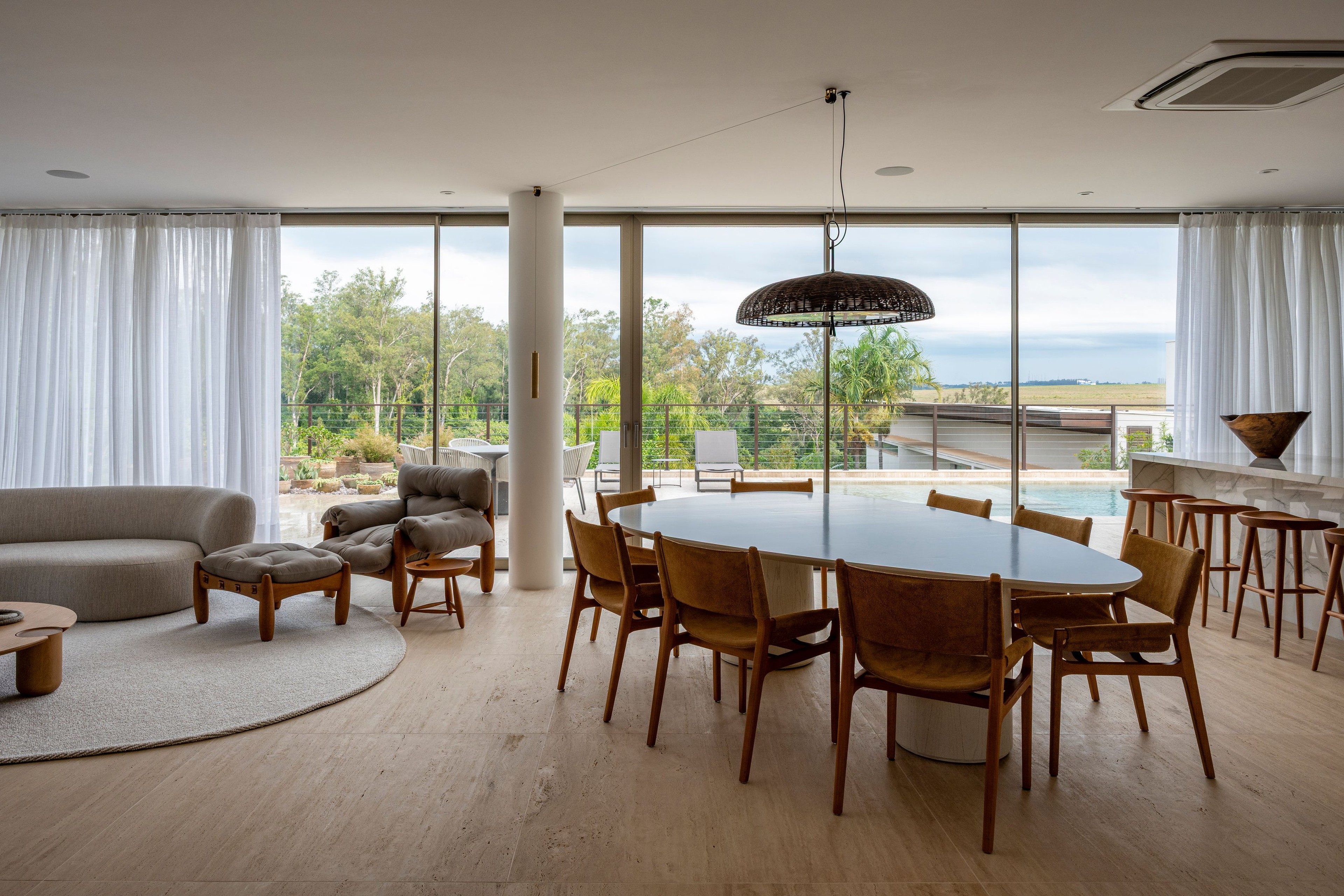 Residência MOR — Sala de jantar com vista para piscina