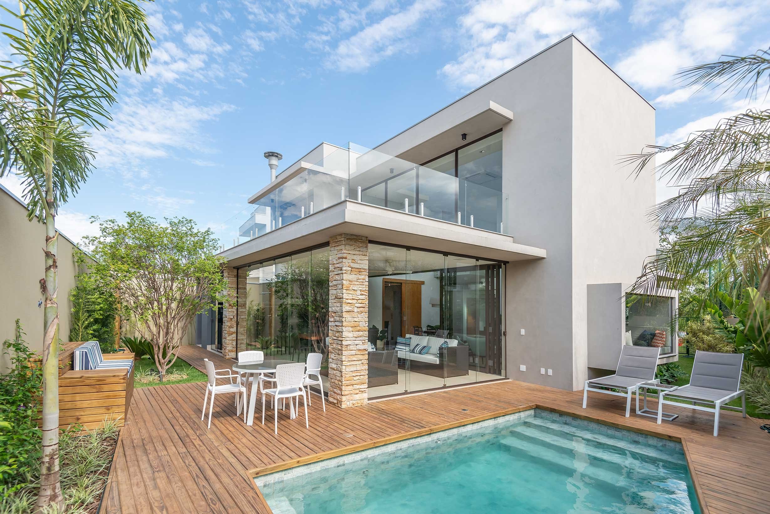 Residência LOP — Fachada dos fundos com piscina