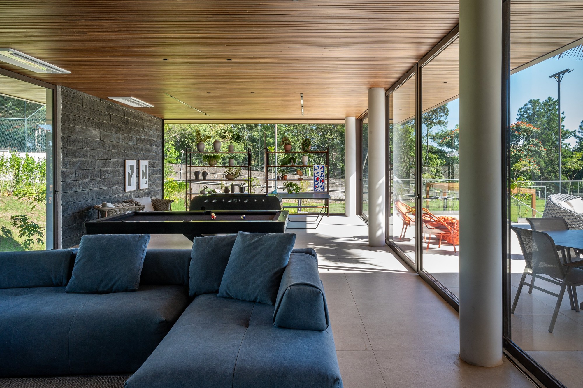 Residência SCA — Sala integrada a área externa