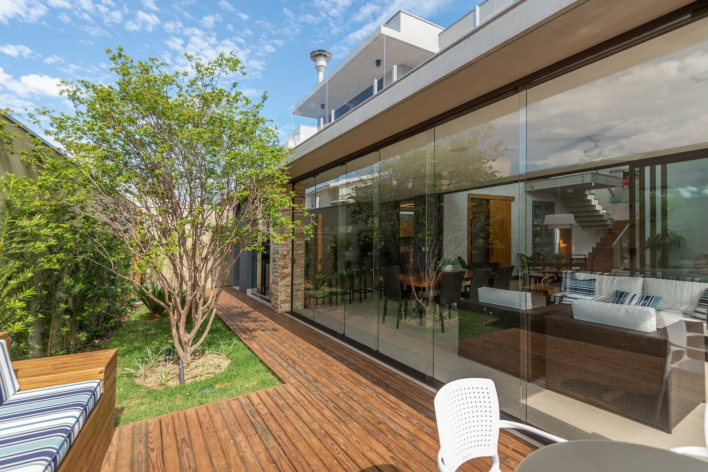 Residência LOP — Deck e jardim da área de lazer