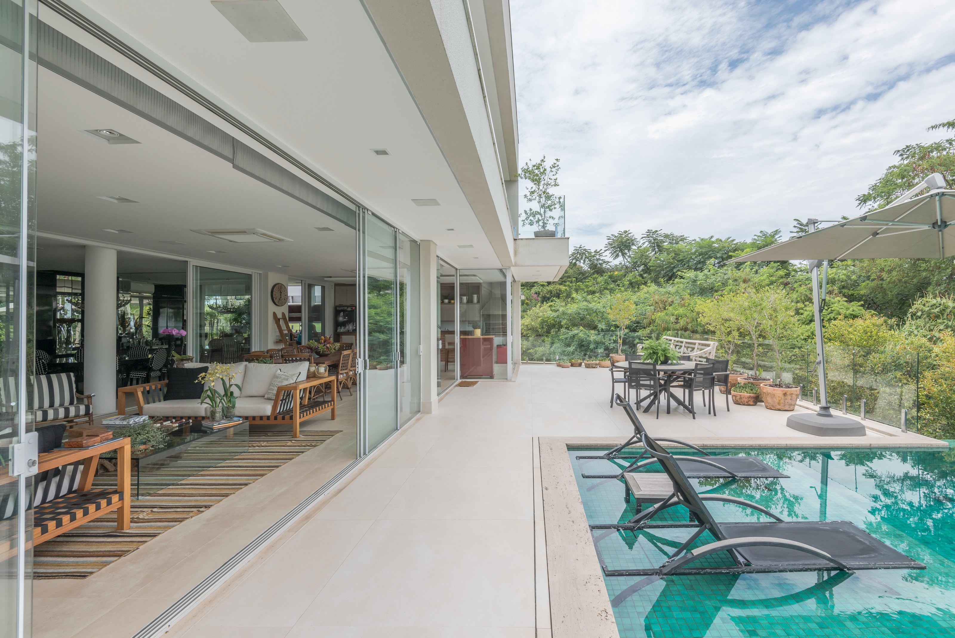 Residência OLI — Área de lazer com spa e piscina