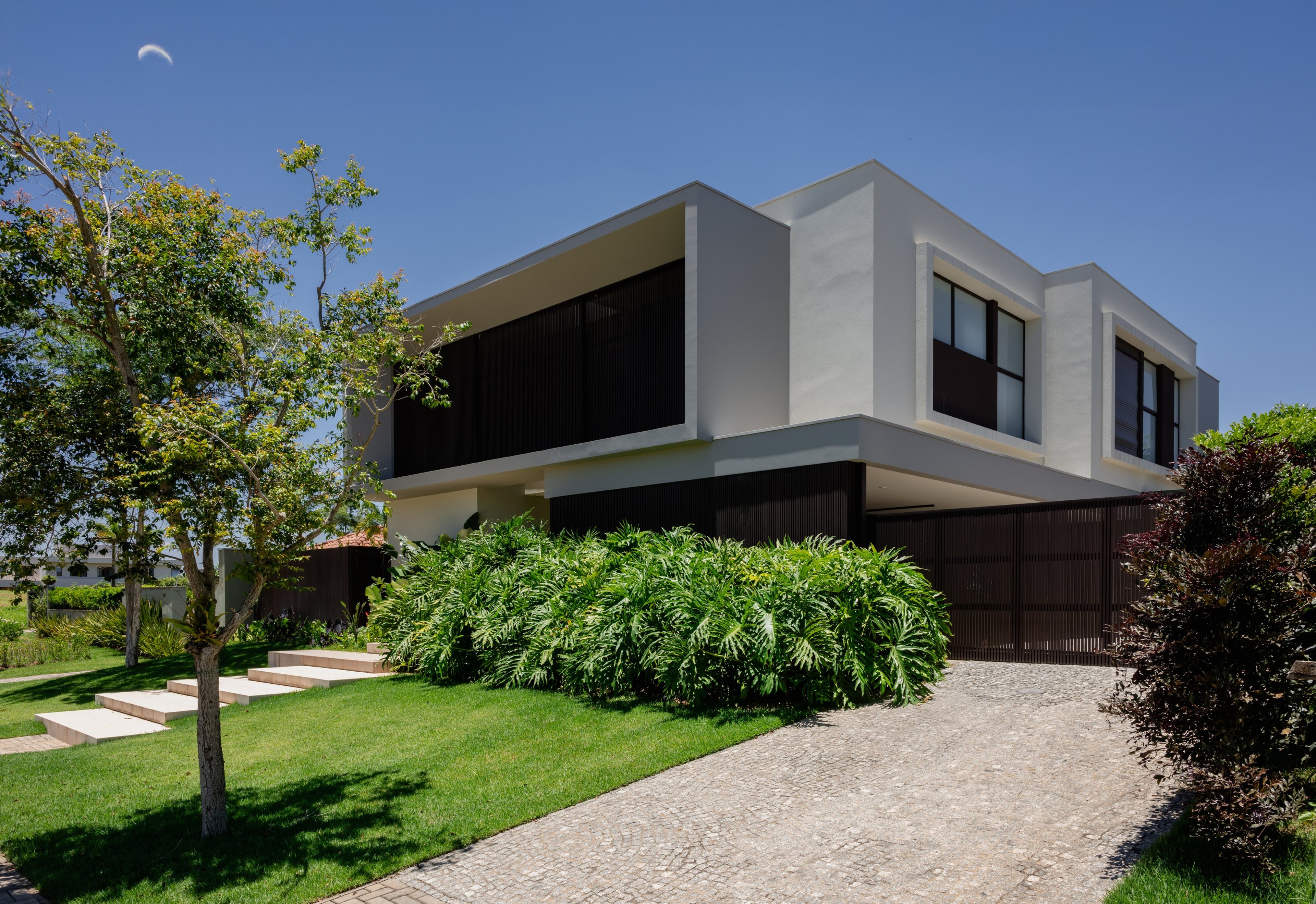 Residência MAN — Fachada lateral