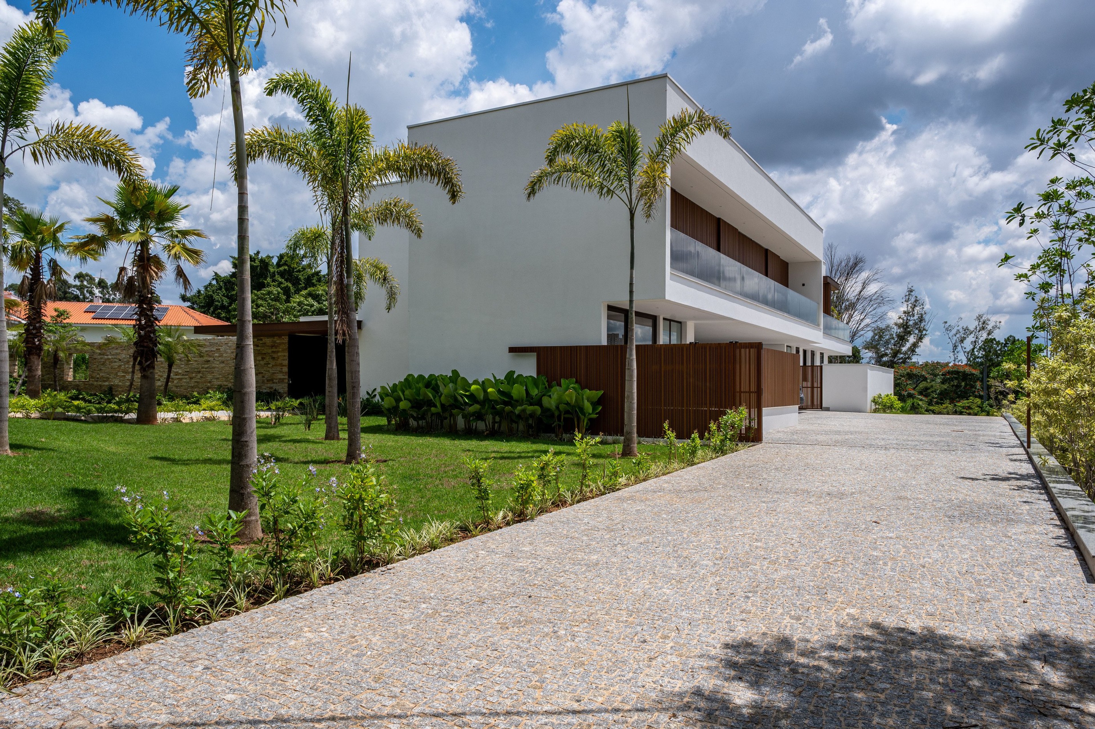 Residência SCA — Fachada frontal e acesso