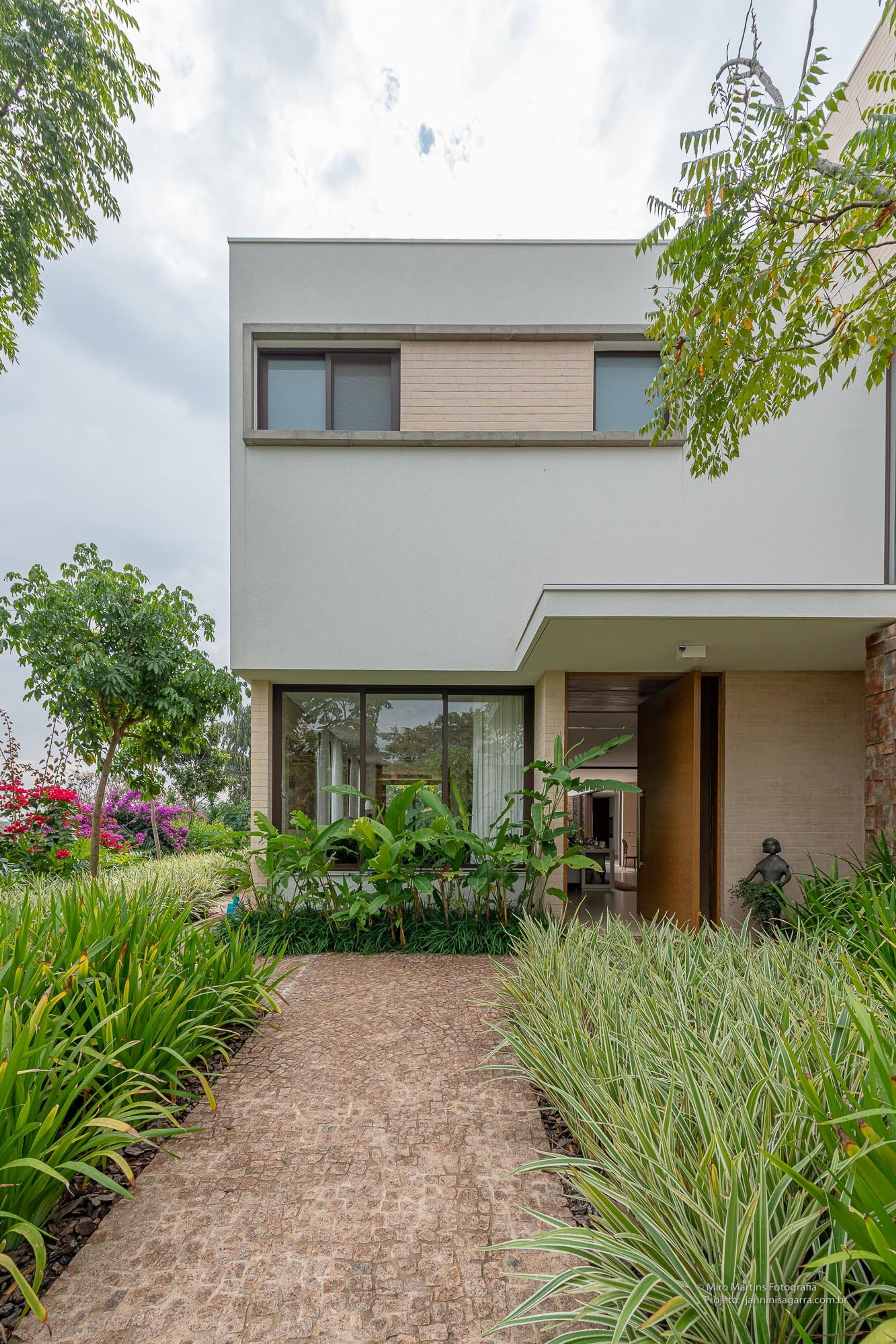 Residência SCH — Acesso lateral com paisagismo