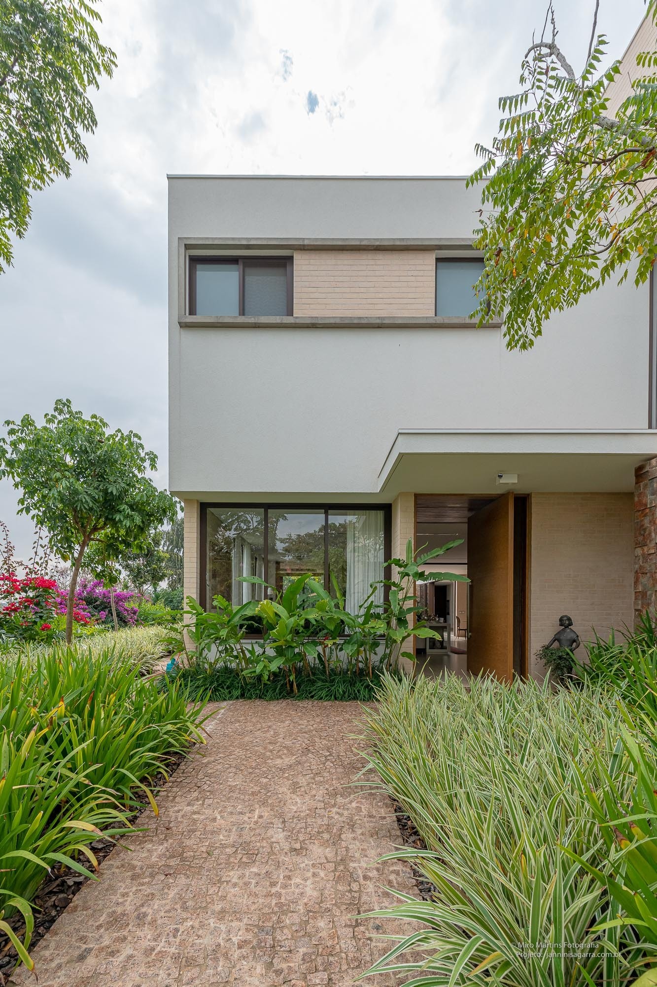 Residência SCH — Acesso lateral com paisagismo