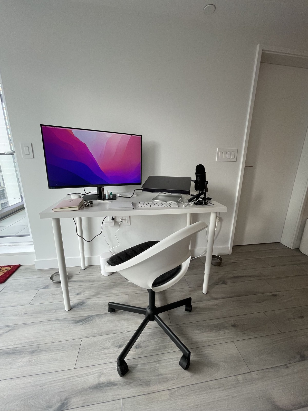 Minjun Chen's workspace — photo 2